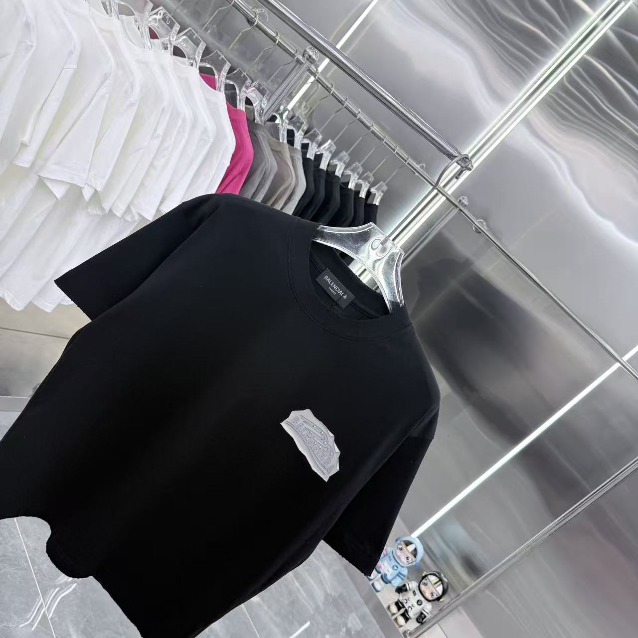 Balenciaga 高仿 男款 金屬徽章Logo短袖T恤 黑色街頭個性風| 12 Balenciaga 高仿 男款 金屬徽章Logo短袖T恤 黑色街頭個性風