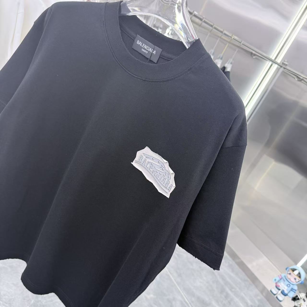 Balenciaga 高仿 男款 金屬徽章Logo短袖T恤 黑色街頭個性風| 11 Balenciaga 高仿 男款 金屬徽章Logo短袖T恤 黑色街頭個性風