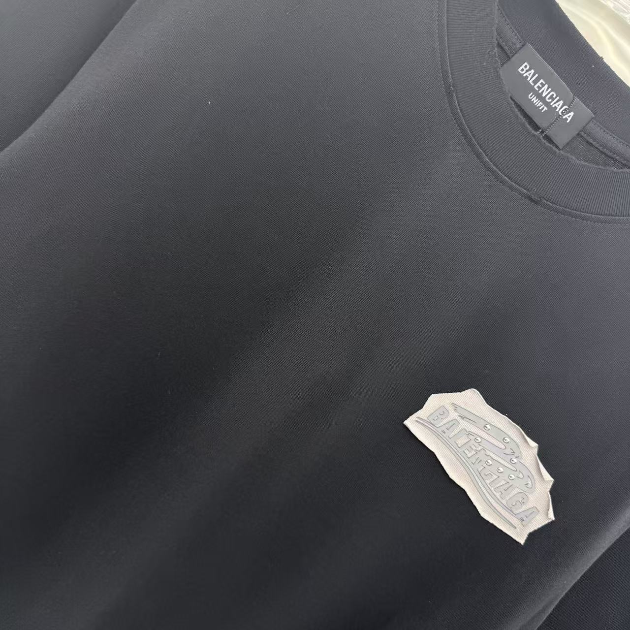 Balenciaga 高仿 男款 金屬徽章Logo短袖T恤 黑色街頭個性風| 10 Balenciaga 高仿 男款 金屬徽章Logo短袖T恤 黑色街頭個性風