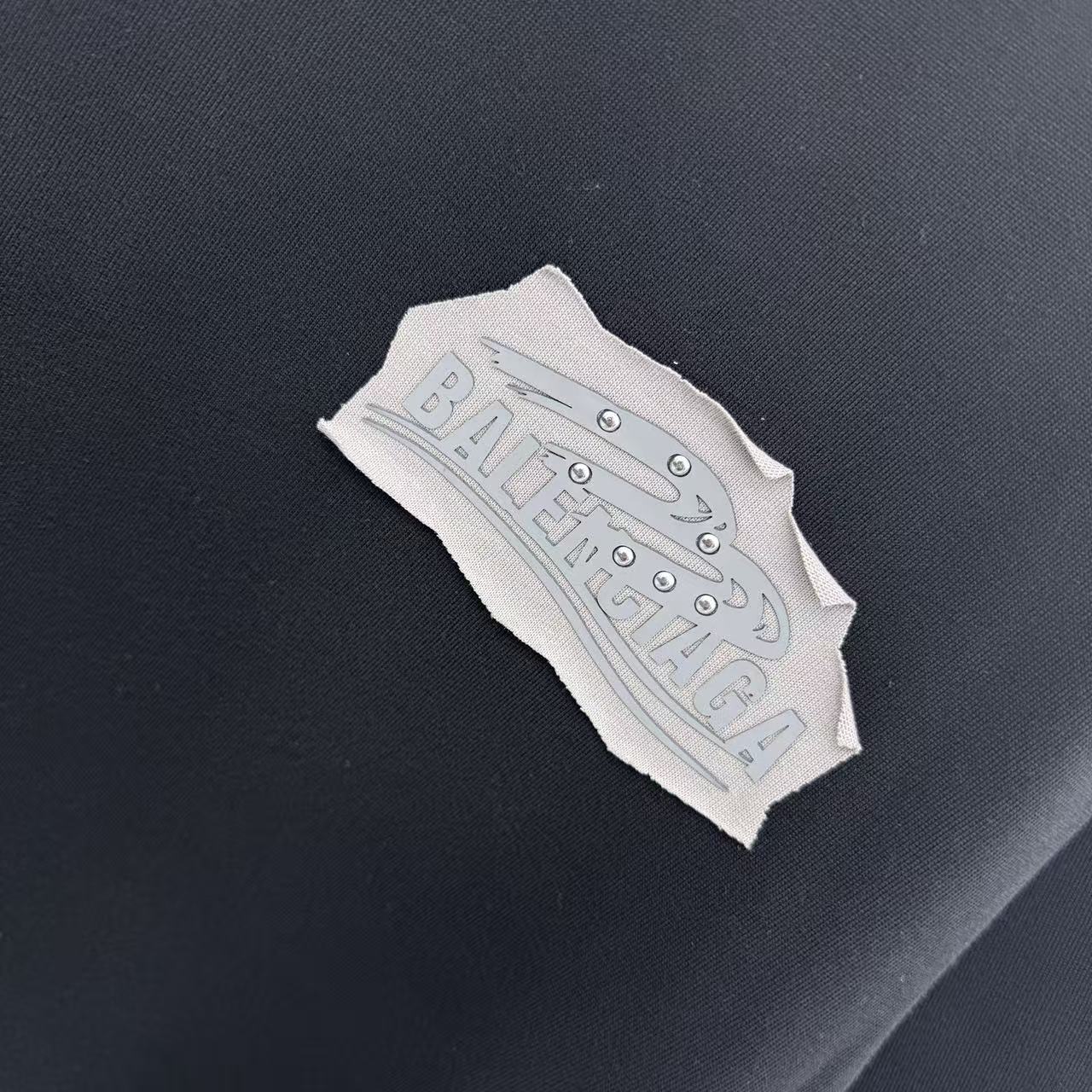 Balenciaga 高仿 男款 金屬徽章Logo短袖T恤 黑色街頭個性風| 9 Balenciaga 高仿 男款 金屬徽章Logo短袖T恤 黑色街頭個性風