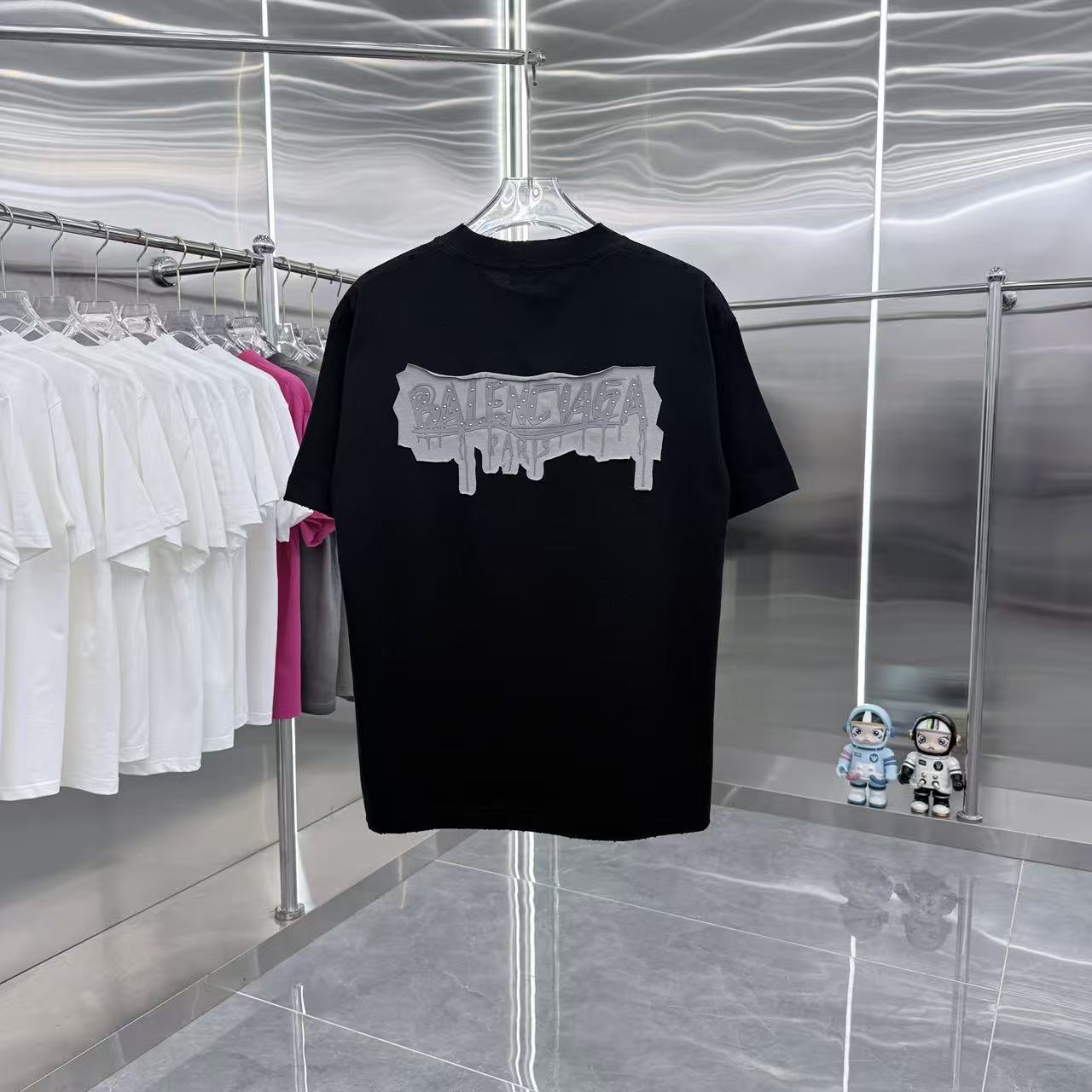 Balenciaga 高仿 男款 金屬徽章Logo短袖T恤 黑色街頭個性風| 8 Balenciaga 高仿 男款 金屬徽章Logo短袖T恤 黑色街頭個性風