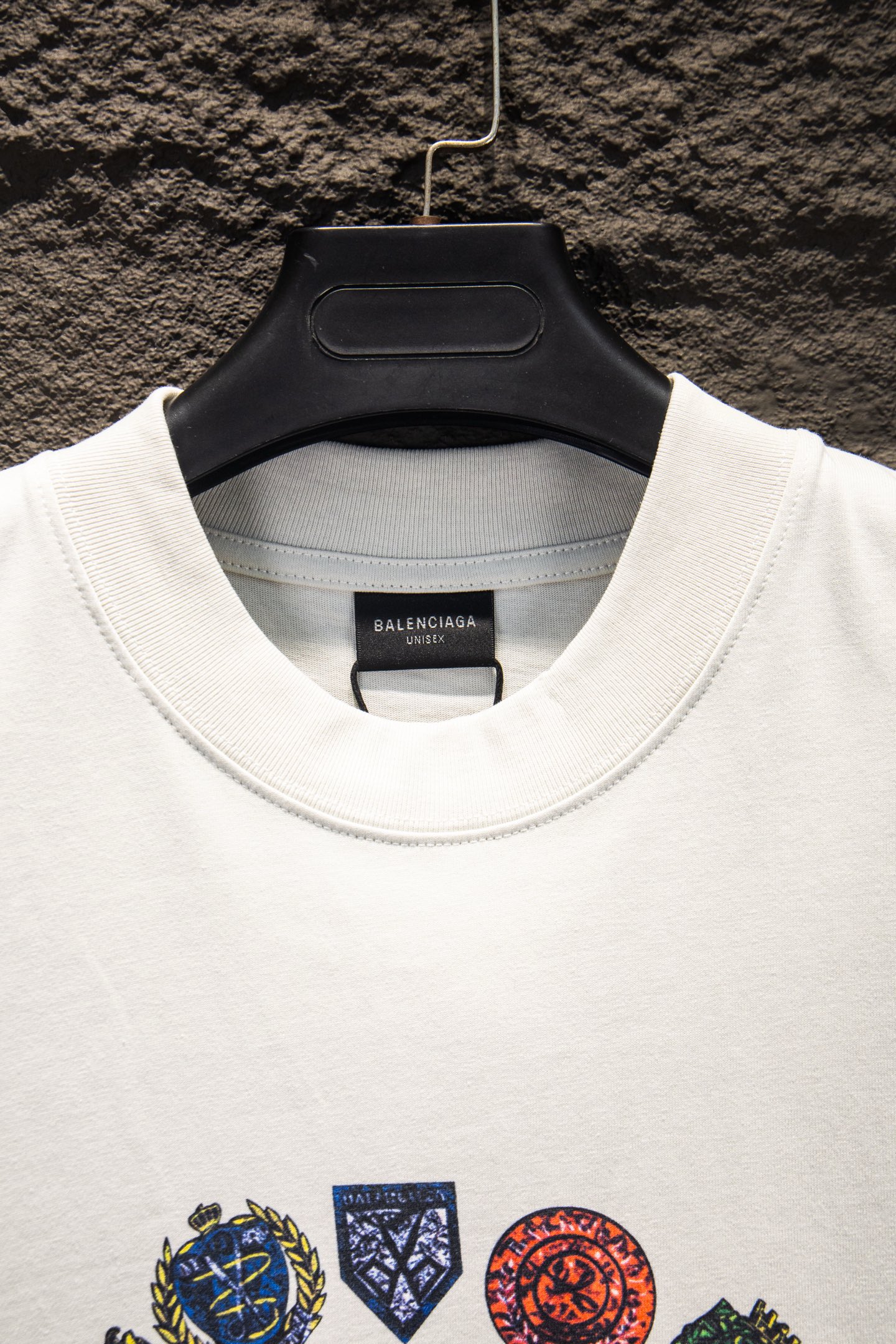 Balenciaga 高仿 男款 徽章圖案印花短袖T恤 潮流藝術款| 13 Balenciaga 高仿 男款 徽章圖案印花短袖T恤 潮流藝術款