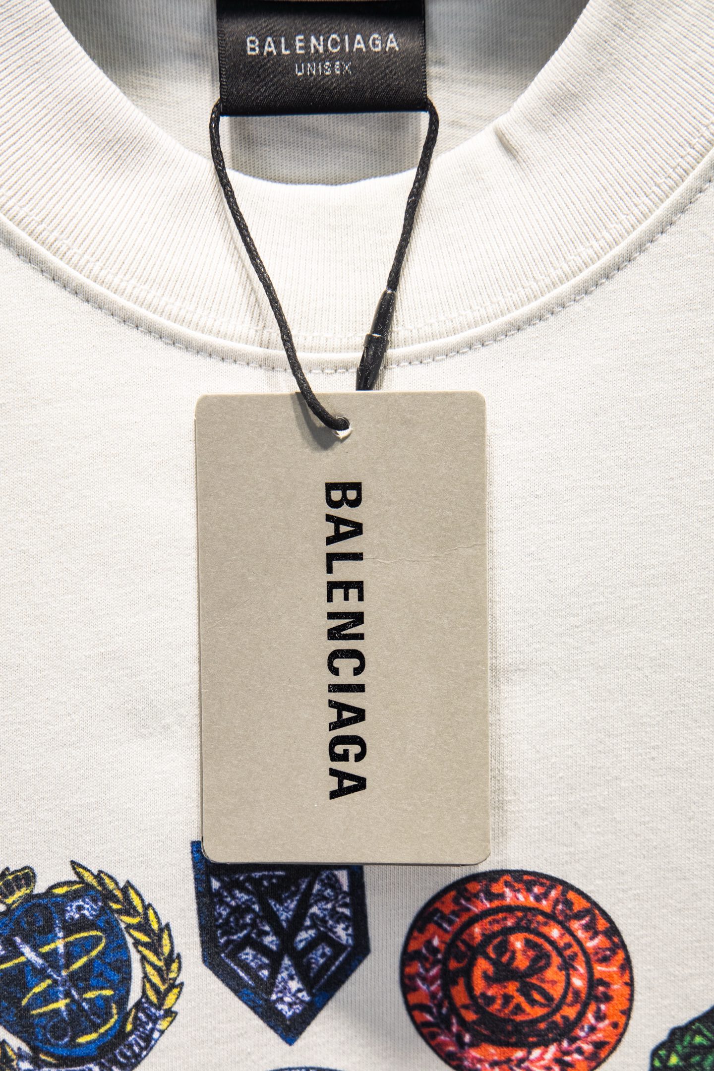 Balenciaga 高仿 男款 徽章圖案印花短袖T恤 潮流藝術款| 8 Balenciaga 高仿 男款 徽章圖案印花短袖T恤 潮流藝術款
