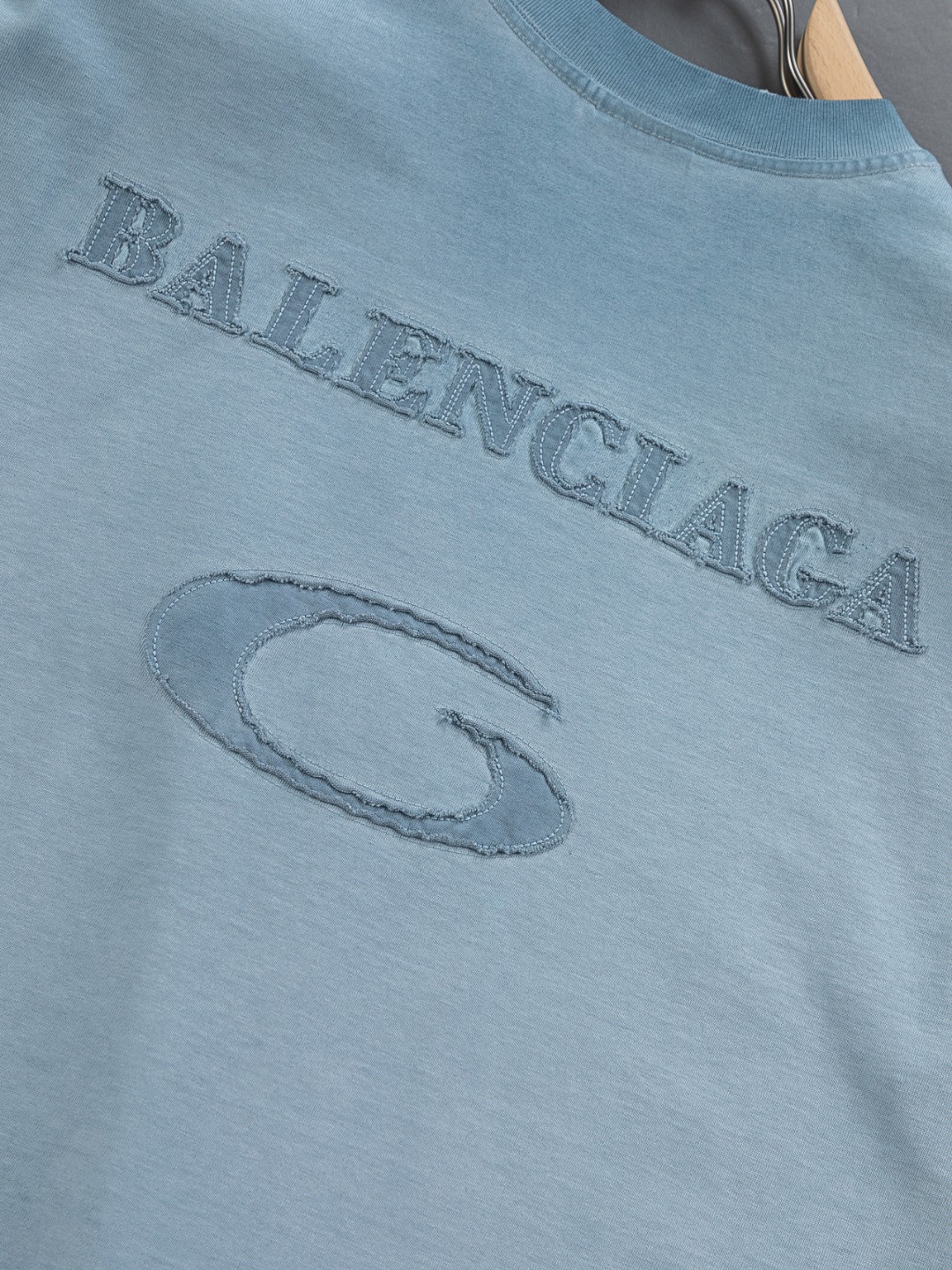 Balenciaga 高仿 男款做舊刺繡Logo短袖T恤 潮流百搭設計| 19 Balenciaga 高仿 男款做舊刺繡Logo短袖T恤 潮流百搭設計