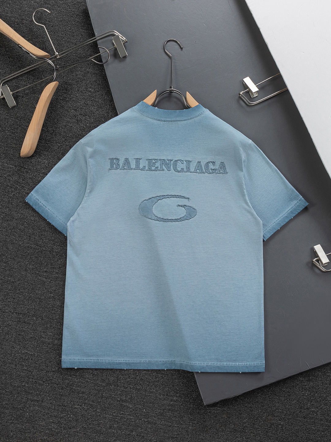 Balenciaga 高仿 男款做舊刺繡Logo短袖T恤 潮流百搭設計| 14 Balenciaga 高仿 男款做舊刺繡Logo短袖T恤 潮流百搭設計