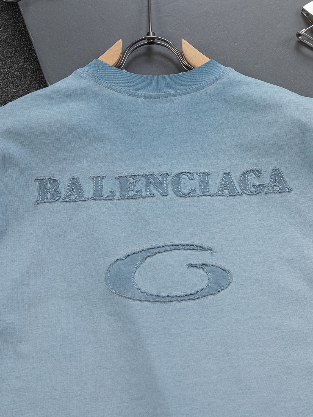 Balenciaga 高仿 男款做舊刺繡Logo短袖T恤 潮流百搭設計| 8 Balenciaga 高仿 男款做舊刺繡Logo短袖T恤 潮流百搭設計