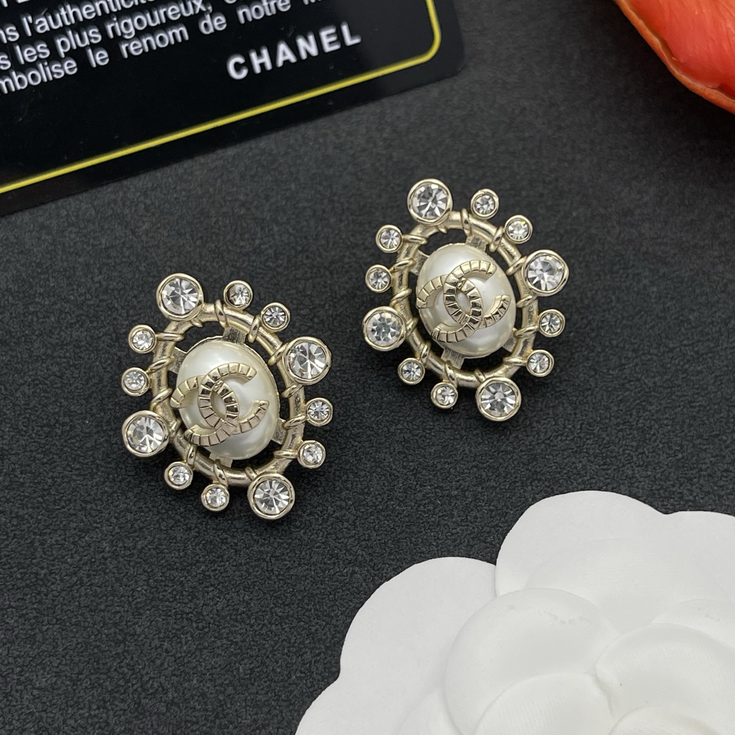 CHANEL 高仿珍珠鑽邊圓形耳環 經典徽標華麗款| 13 CHANEL 高仿珍珠鑽邊圓形耳環 經典徽標華麗款