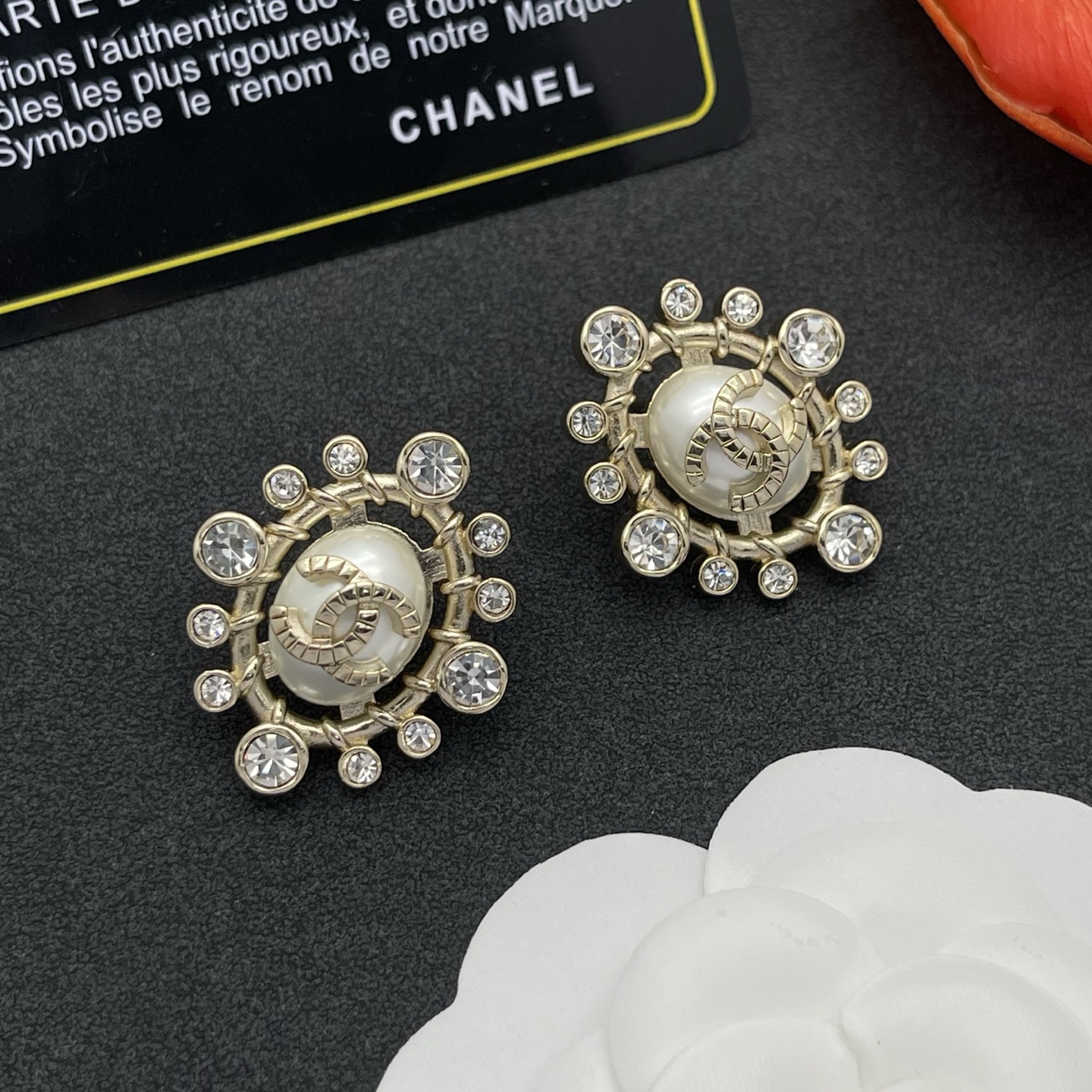 CHANEL 高仿珍珠鑽邊圓形耳環 經典徽標華麗款| 12 CHANEL 高仿珍珠鑽邊圓形耳環 經典徽標華麗款