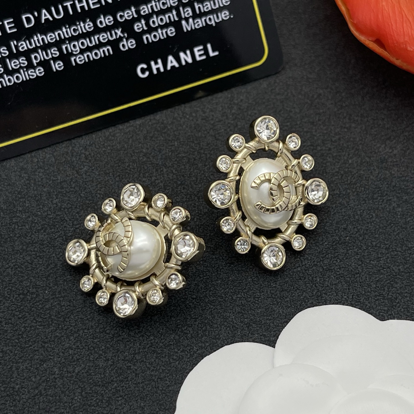 CHANEL 高仿珍珠鑽邊圓形耳環 經典徽標華麗款| 11 CHANEL 高仿珍珠鑽邊圓形耳環 經典徽標華麗款