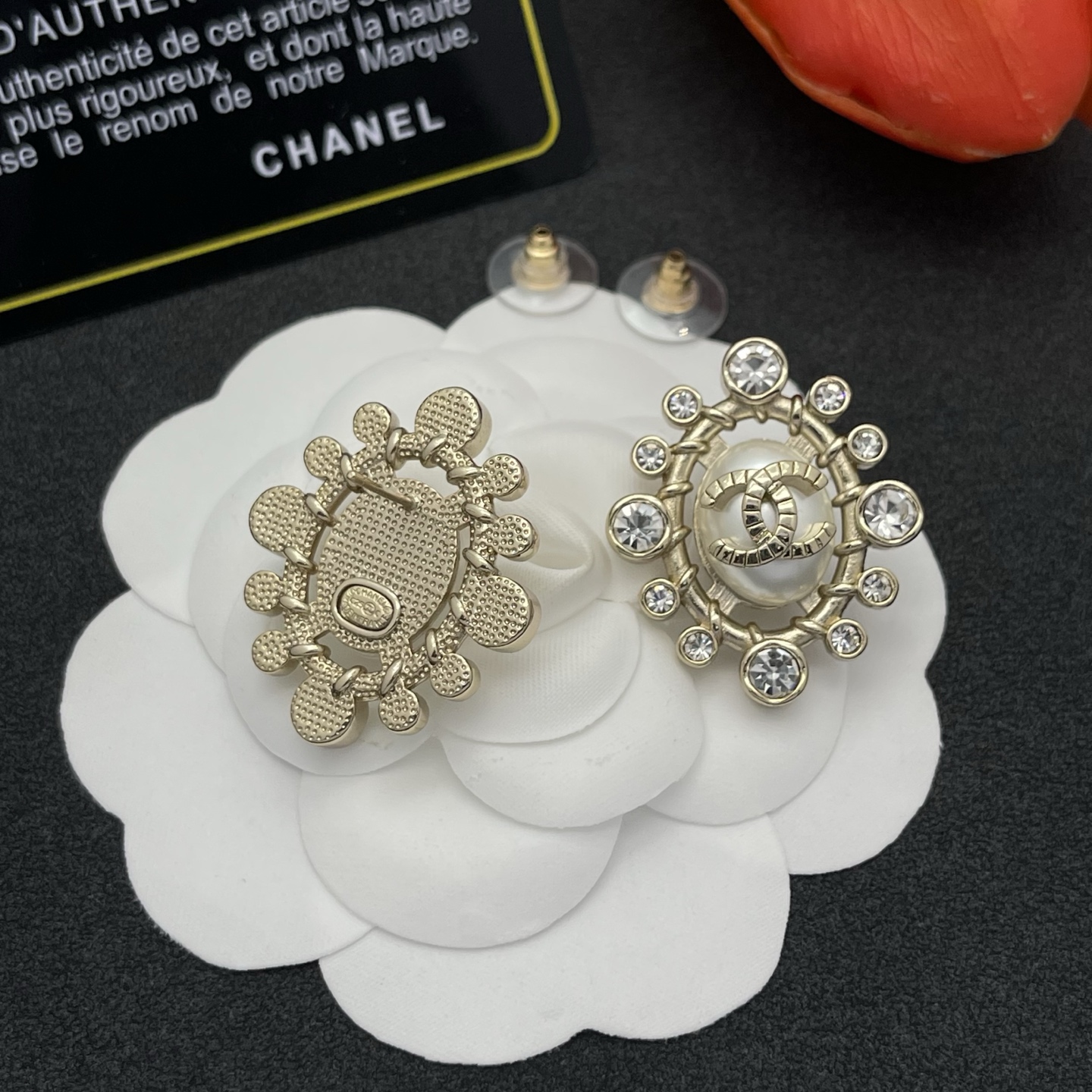 CHANEL 高仿珍珠鑽邊圓形耳環 經典徽標華麗款| 10 CHANEL 高仿珍珠鑽邊圓形耳環 經典徽標華麗款