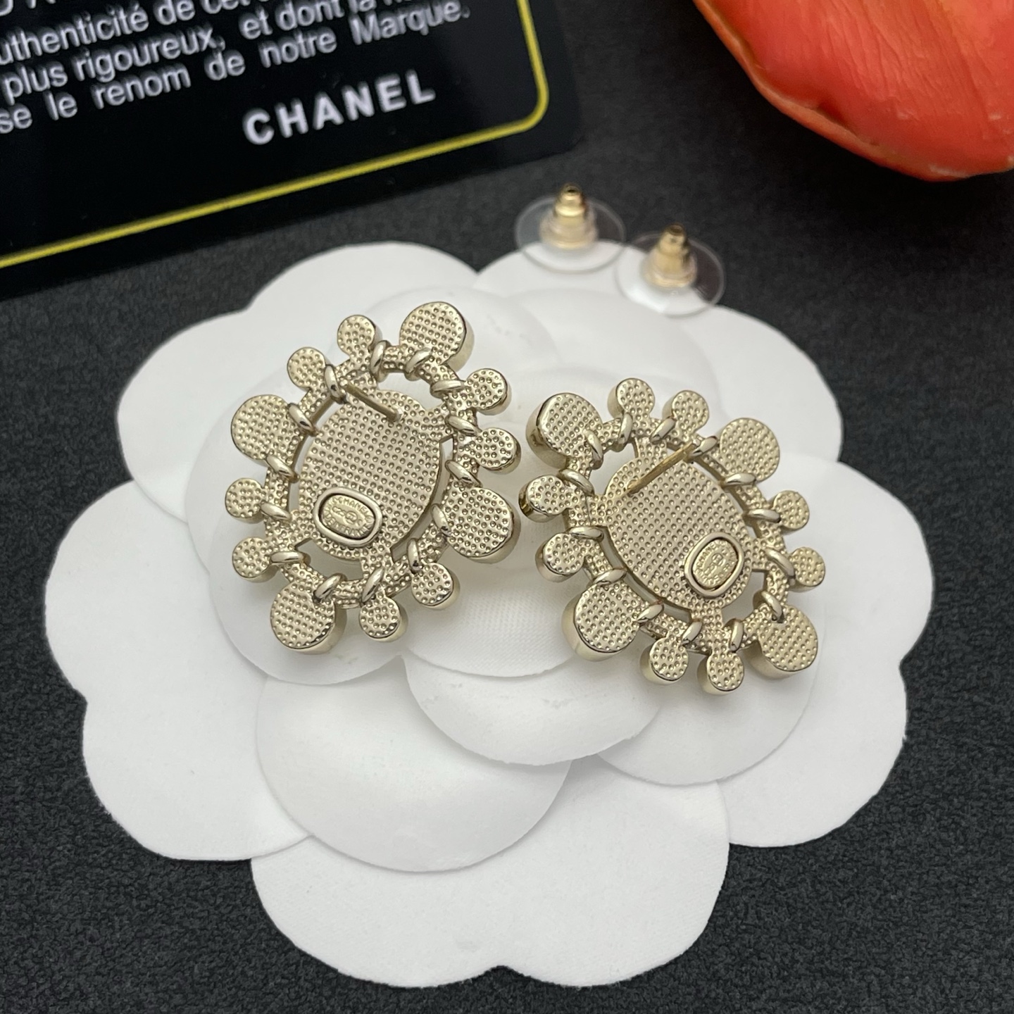 CHANEL 高仿珍珠鑽邊圓形耳環 經典徽標華麗款| 8 CHANEL 高仿珍珠鑽邊圓形耳環 經典徽標華麗款