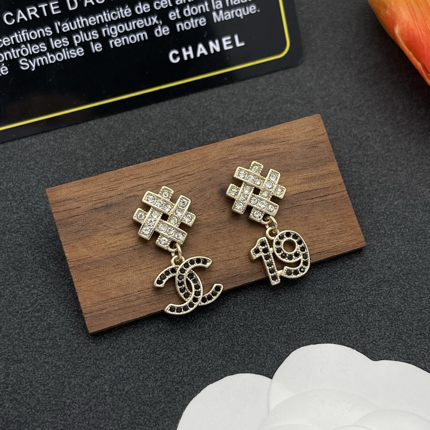 CHANEL 高仿 #19 復古徽標耳環 黑鑽點綴小巧設計| 13 CHANEL 高仿 #19 復古徽標耳環 黑鑽點綴小巧設計