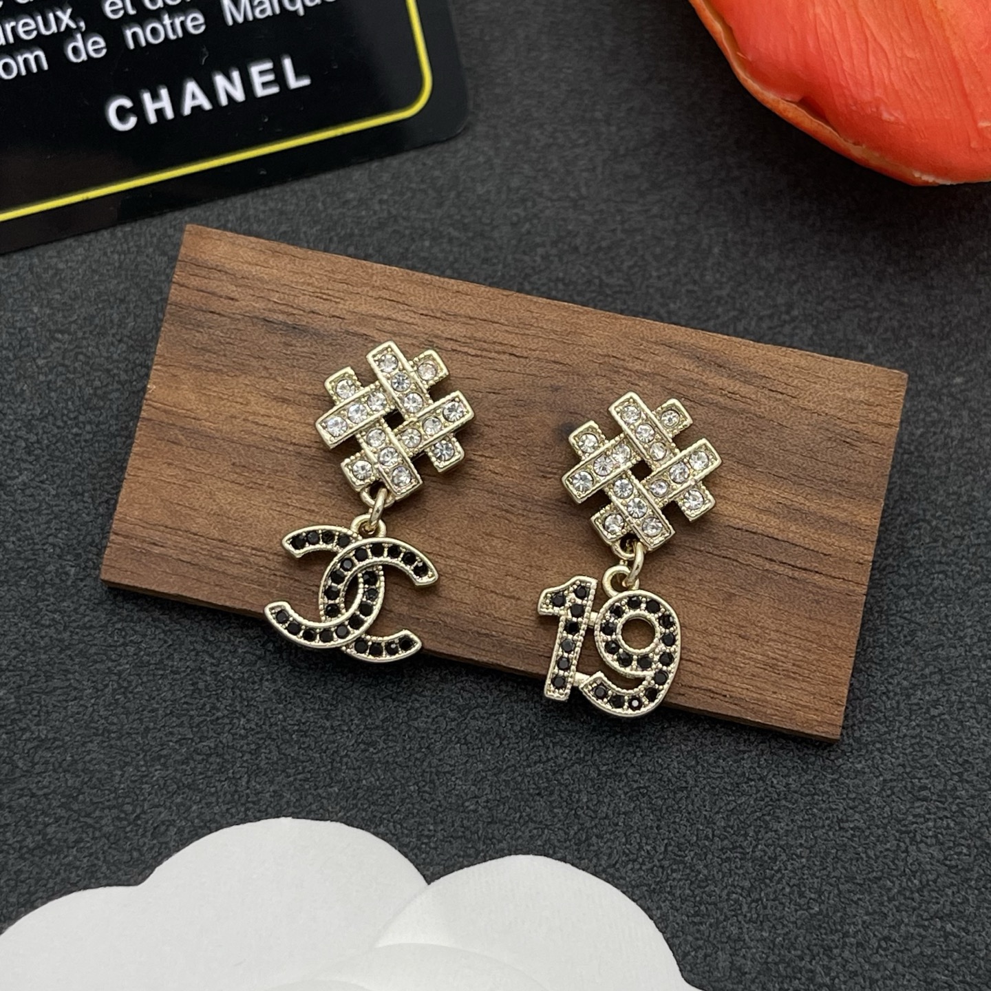 CHANEL 高仿 #19 復古徽標耳環 黑鑽點綴小巧設計| 12 CHANEL 高仿 #19 復古徽標耳環 黑鑽點綴小巧設計