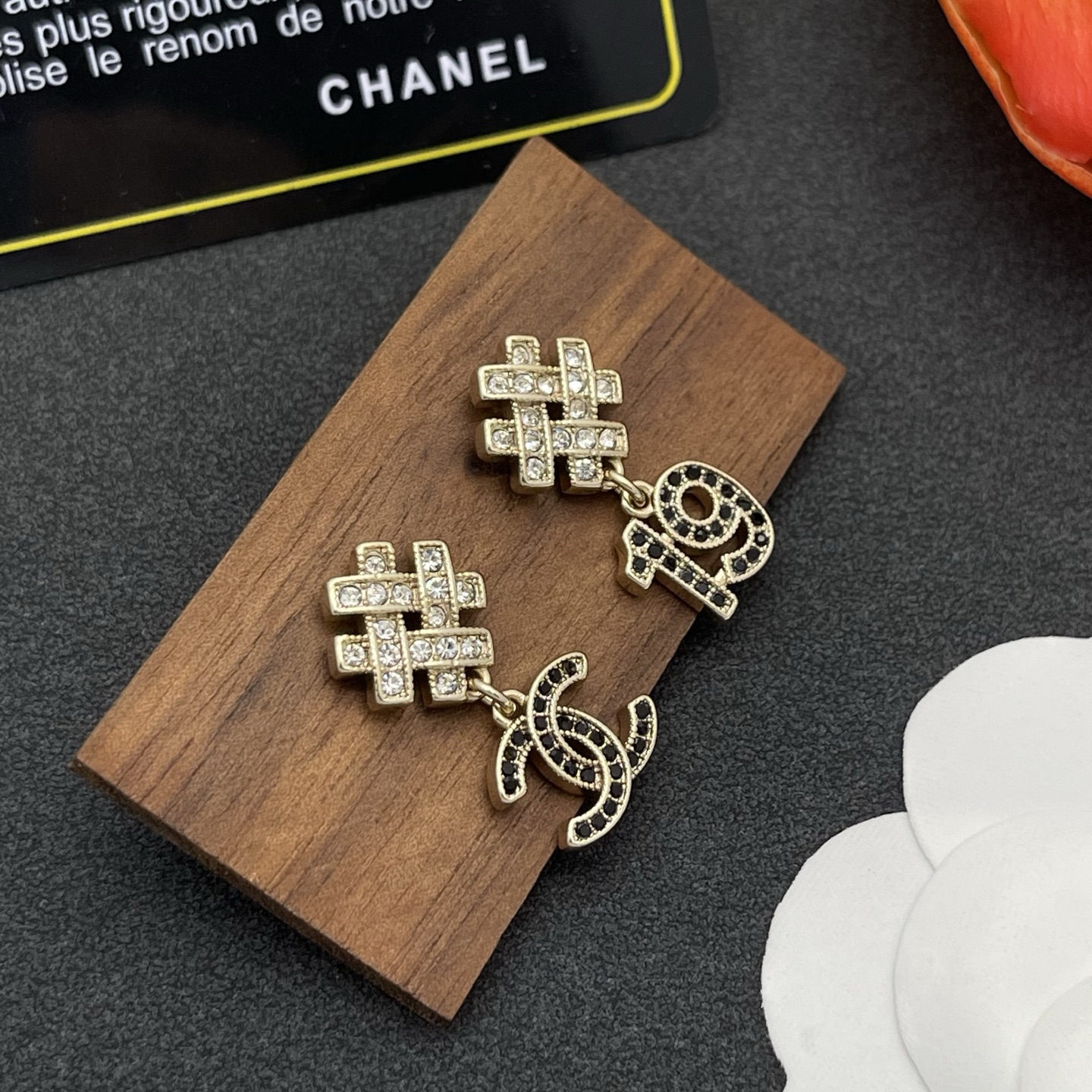 CHANEL 高仿 #19 復古徽標耳環 黑鑽點綴小巧設計| 10 CHANEL 高仿 #19 復古徽標耳環 黑鑽點綴小巧設計