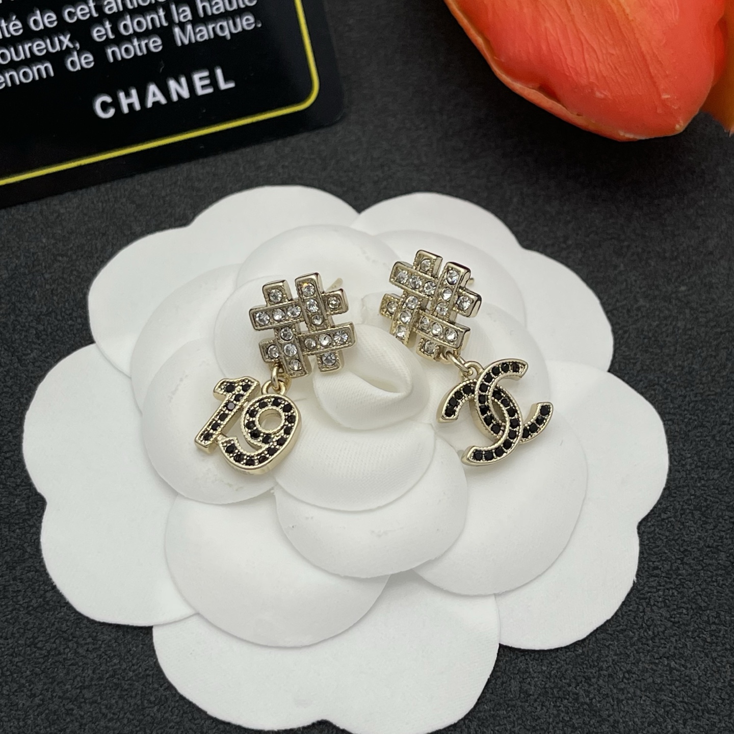 CHANEL 高仿 #19 復古徽標耳環 黑鑽點綴小巧設計| 11 CHANEL 高仿 #19 復古徽標耳環 黑鑽點綴小巧設計