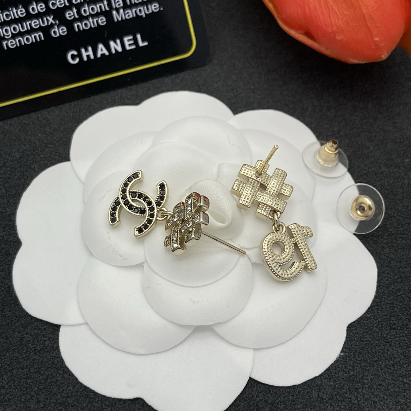 CHANEL 高仿 #19 復古徽標耳環 黑鑽點綴小巧設計| 8 CHANEL 高仿 #19 復古徽標耳環 黑鑽點綴小巧設計