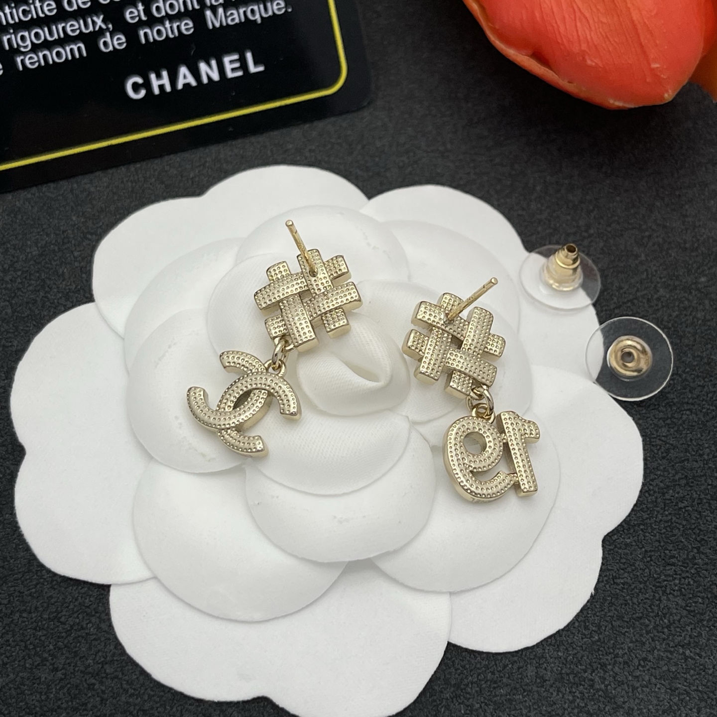 CHANEL 高仿 #19 復古徽標耳環 黑鑽點綴小巧設計| 9 CHANEL 高仿 #19 復古徽標耳環 黑鑽點綴小巧設計