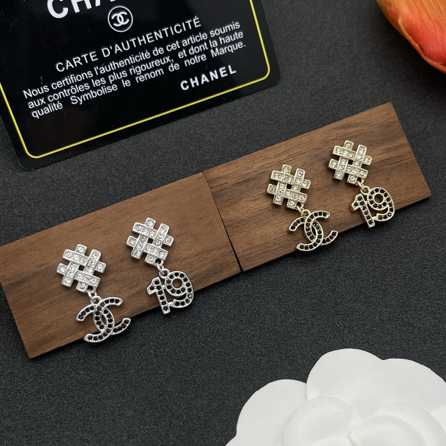 CHANEL 高仿 #19 復古徽標耳環 黑鑽點綴小巧設計| 7 CHANEL 高仿 #19 復古徽標耳環 黑鑽點綴小巧設計
