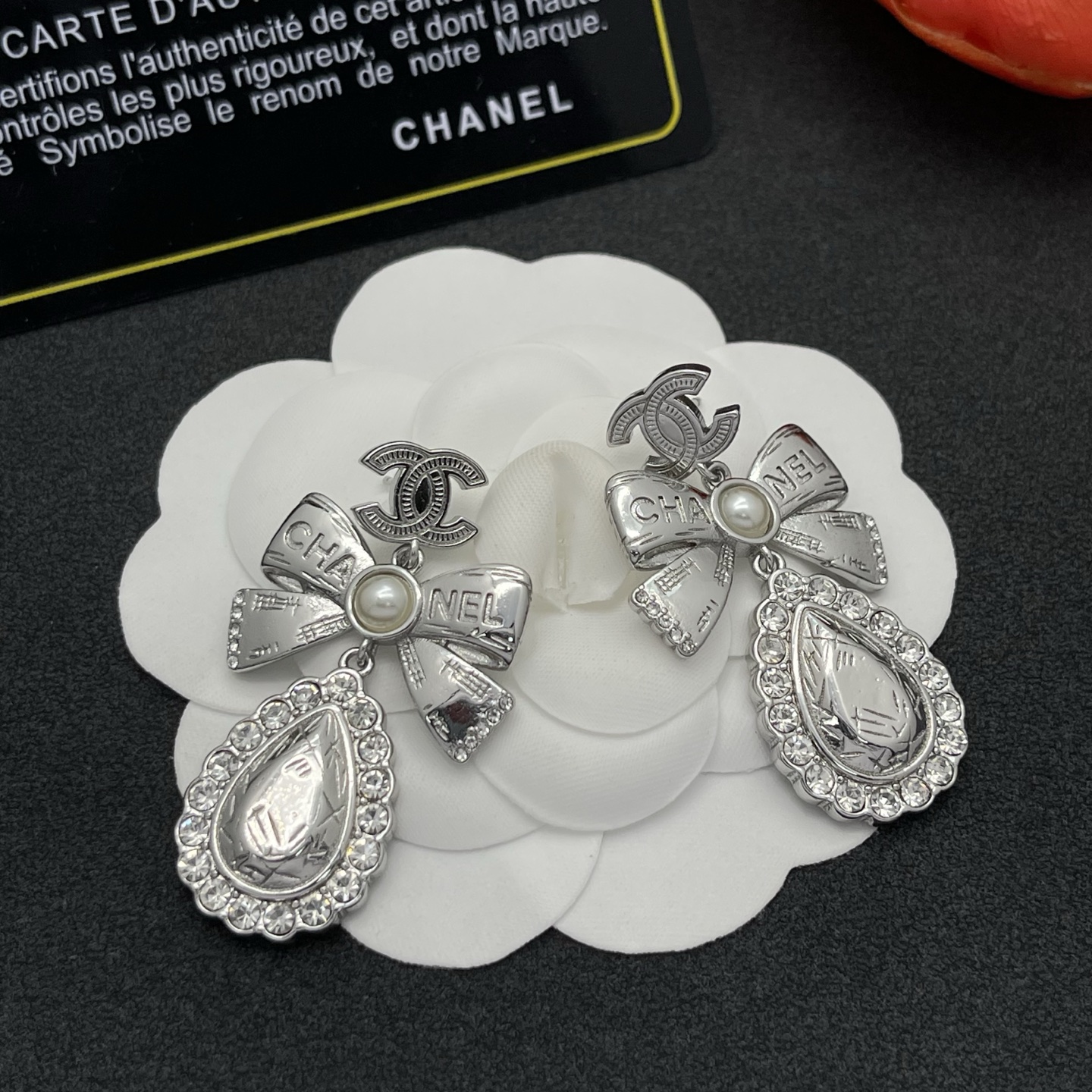 CHANEL 原單蝴蝶結珍珠淚滴耳環 銀色高亮復古款| 12 CHANEL 原單蝴蝶結珍珠淚滴耳環 銀色高亮復古款