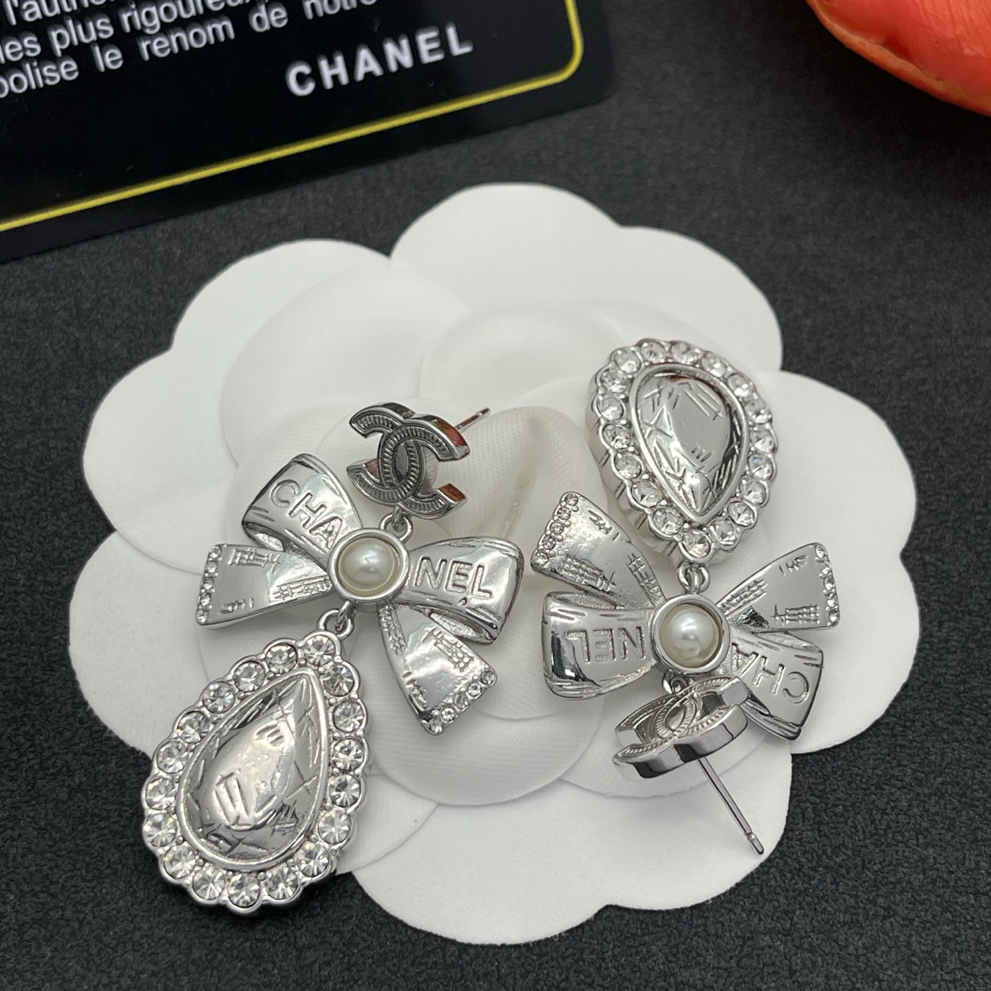 CHANEL 原單蝴蝶結珍珠淚滴耳環 銀色高亮復古款| 11 CHANEL 原單蝴蝶結珍珠淚滴耳環 銀色高亮復古款