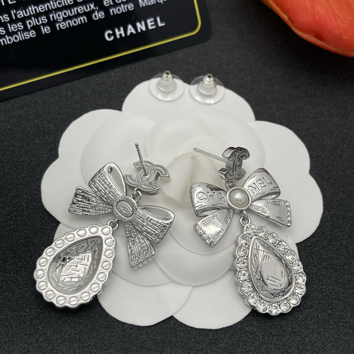 CHANEL 原單蝴蝶結珍珠淚滴耳環 銀色高亮復古款| 10 CHANEL 原單蝴蝶結珍珠淚滴耳環 銀色高亮復古款