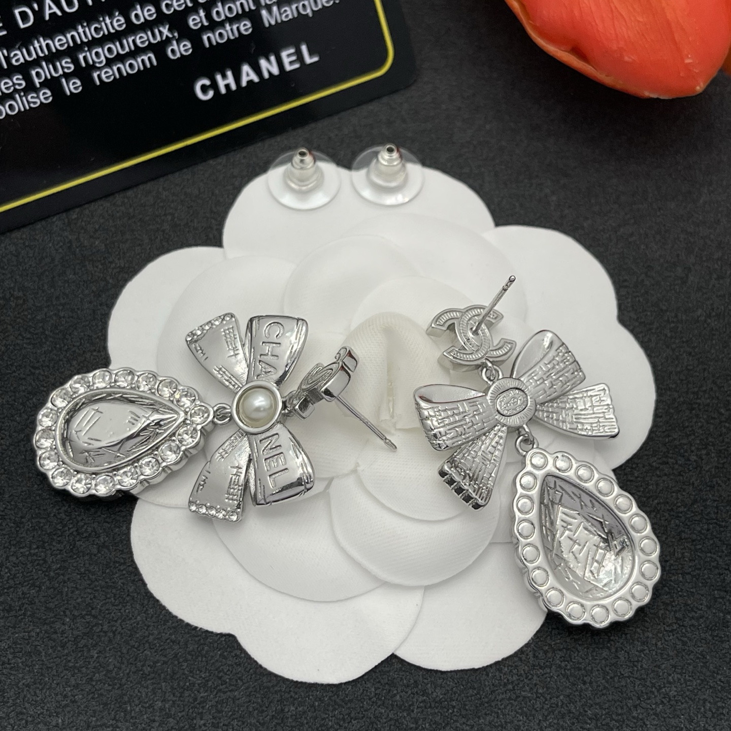CHANEL 原單蝴蝶結珍珠淚滴耳環 銀色高亮復古款| 9 CHANEL 原單蝴蝶結珍珠淚滴耳環 銀色高亮復古款