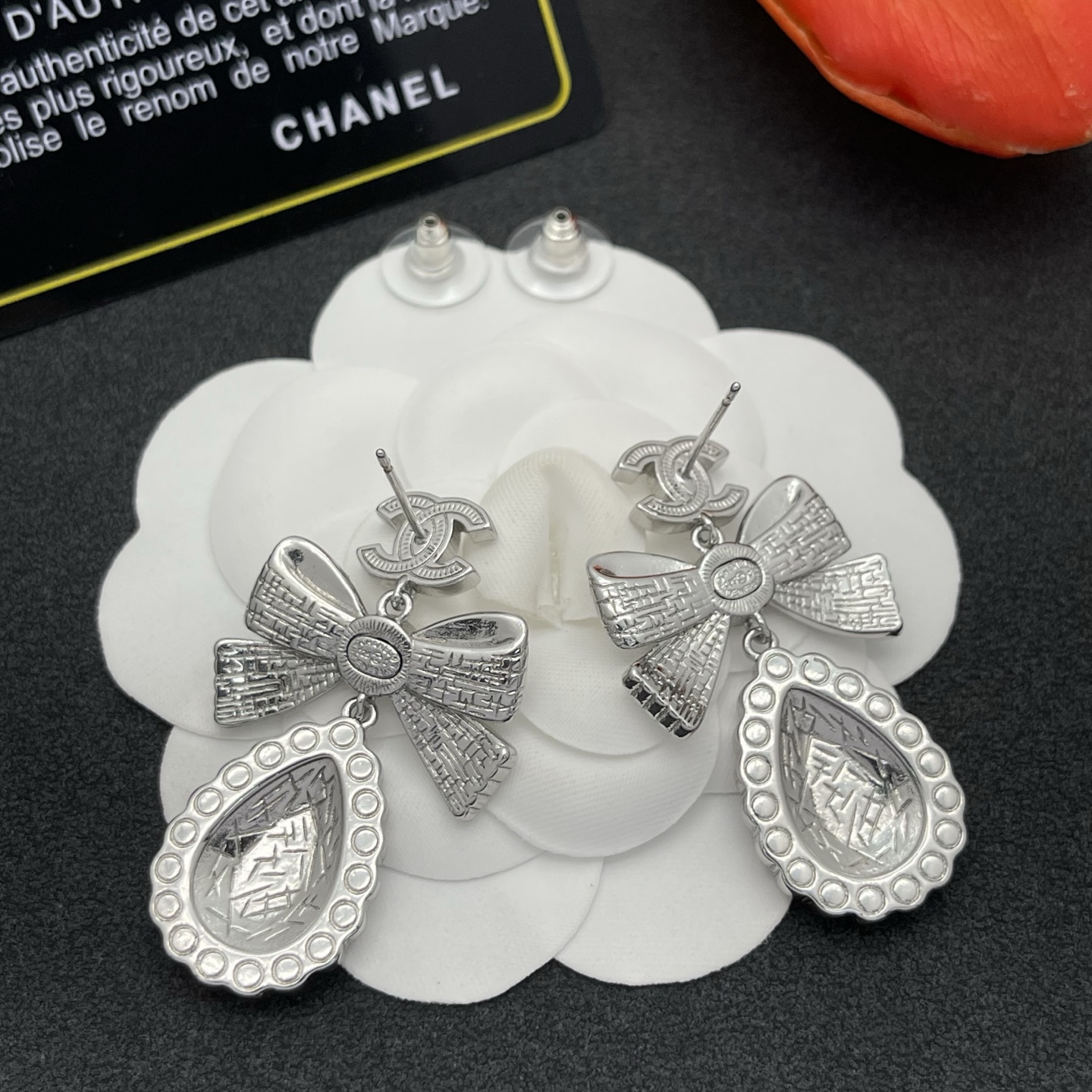 CHANEL 原單蝴蝶結珍珠淚滴耳環 銀色高亮復古款| 8 CHANEL 原單蝴蝶結珍珠淚滴耳環 銀色高亮復古款