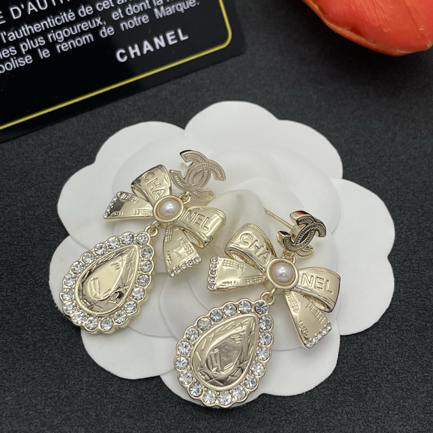CHANEL 高仿蝴蝶結珍珠淚滴耳環 金色典雅氣質款| 12 CHANEL 高仿蝴蝶結珍珠淚滴耳環 金色典雅氣質款