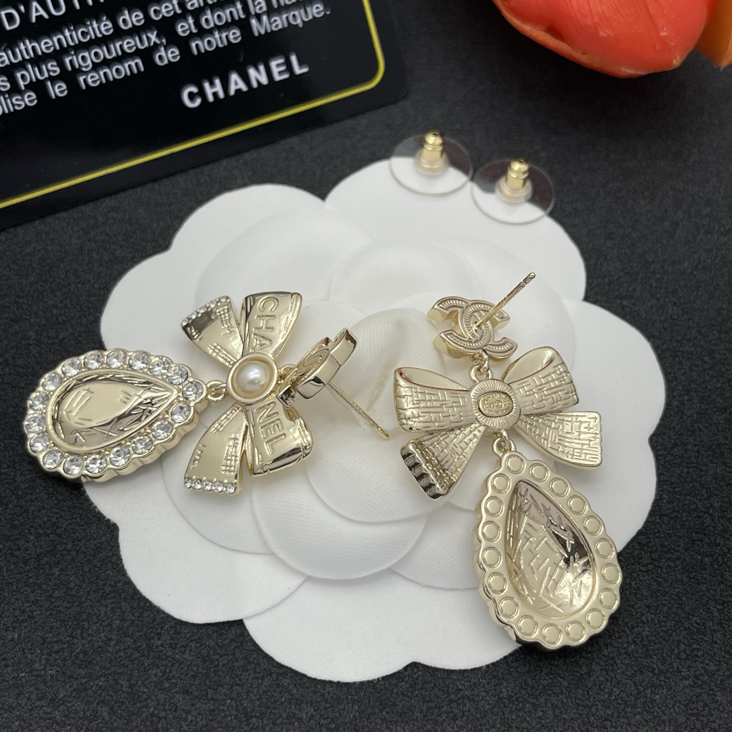 CHANEL 高仿蝴蝶結珍珠淚滴耳環 金色典雅氣質款| 9 CHANEL 高仿蝴蝶結珍珠淚滴耳環 金色典雅氣質款