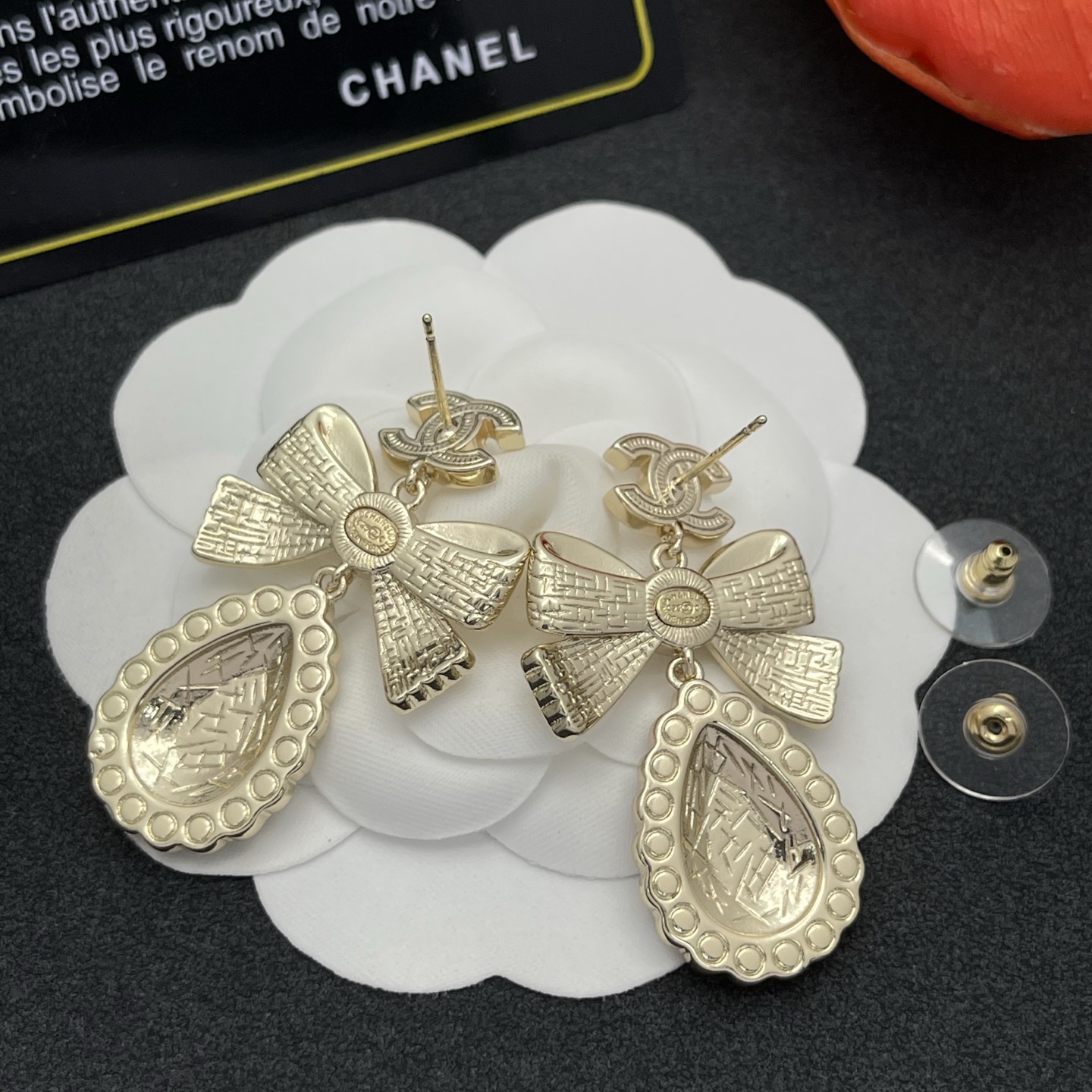 CHANEL 高仿蝴蝶結珍珠淚滴耳環 金色典雅氣質款| 8 CHANEL 高仿蝴蝶結珍珠淚滴耳環 金色典雅氣質款