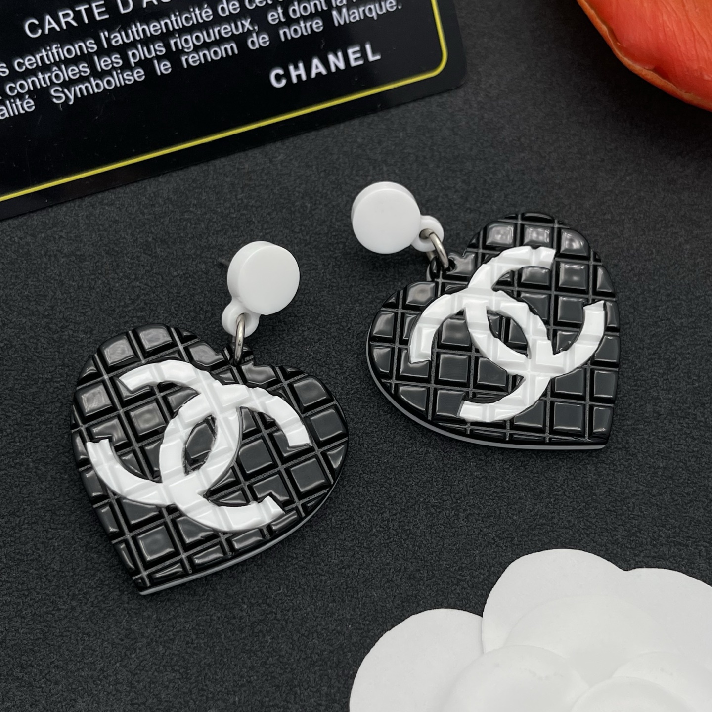 CHANEL A貨黑白心型雙C耳環 個性俏皮大款| 12 CHANEL A貨黑白心型雙C耳環 個性俏皮大款