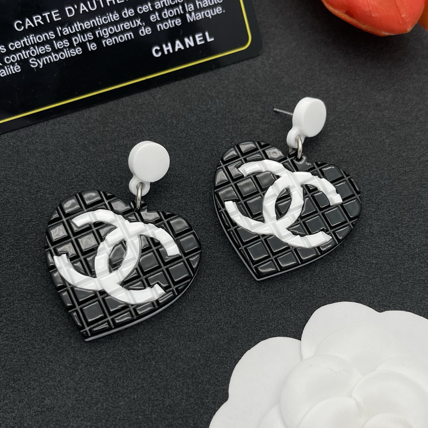 CHANEL A貨黑白心型雙C耳環 個性俏皮大款| 13 CHANEL A貨黑白心型雙C耳環 個性俏皮大款
