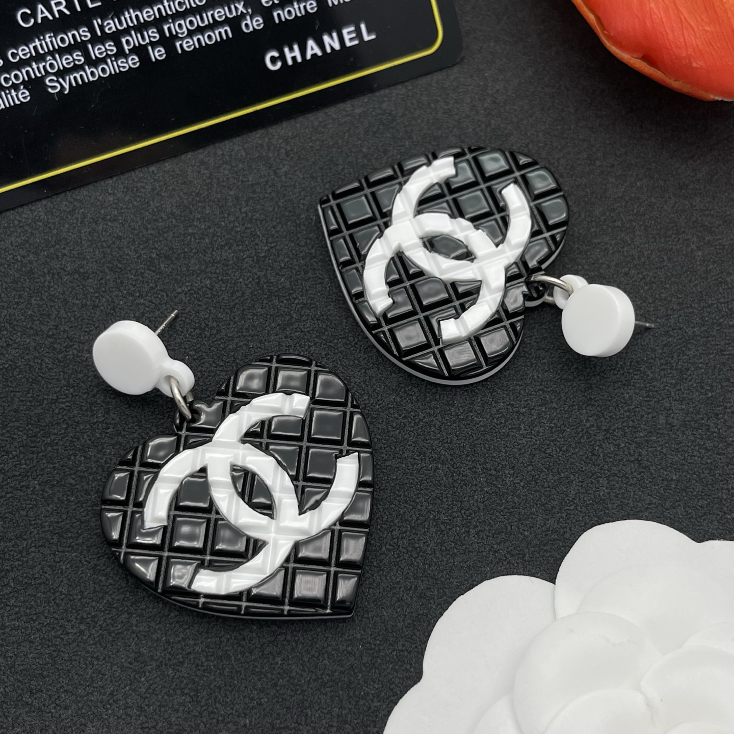 CHANEL A貨黑白心型雙C耳環 個性俏皮大款| 10 CHANEL A貨黑白心型雙C耳環 個性俏皮大款