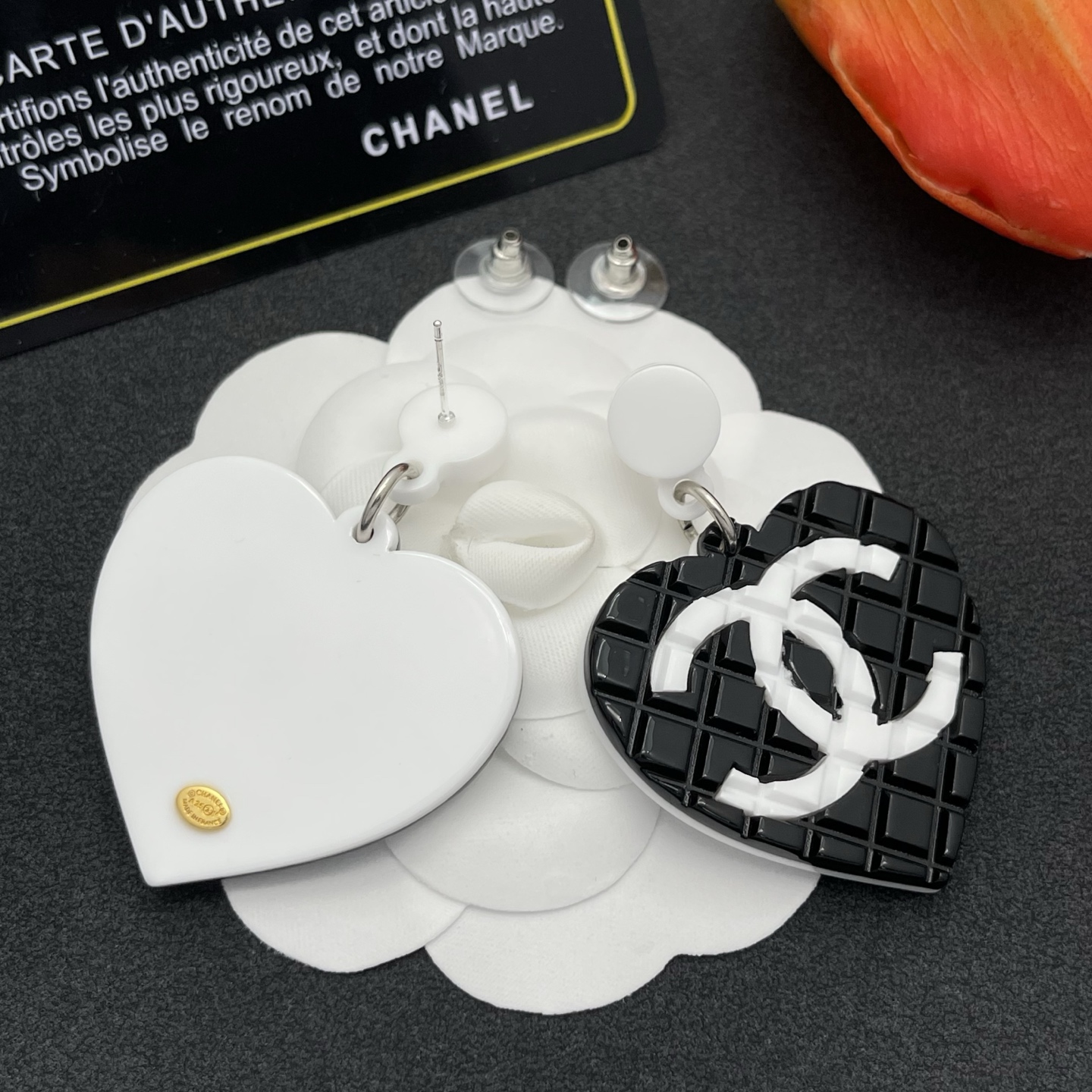 CHANEL A貨黑白心型雙C耳環 個性俏皮大款| 11 CHANEL A貨黑白心型雙C耳環 個性俏皮大款