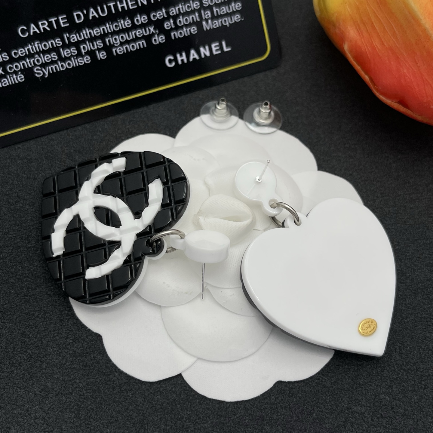 CHANEL A貨黑白心型雙C耳環 個性俏皮大款| 9 CHANEL A貨黑白心型雙C耳環 個性俏皮大款