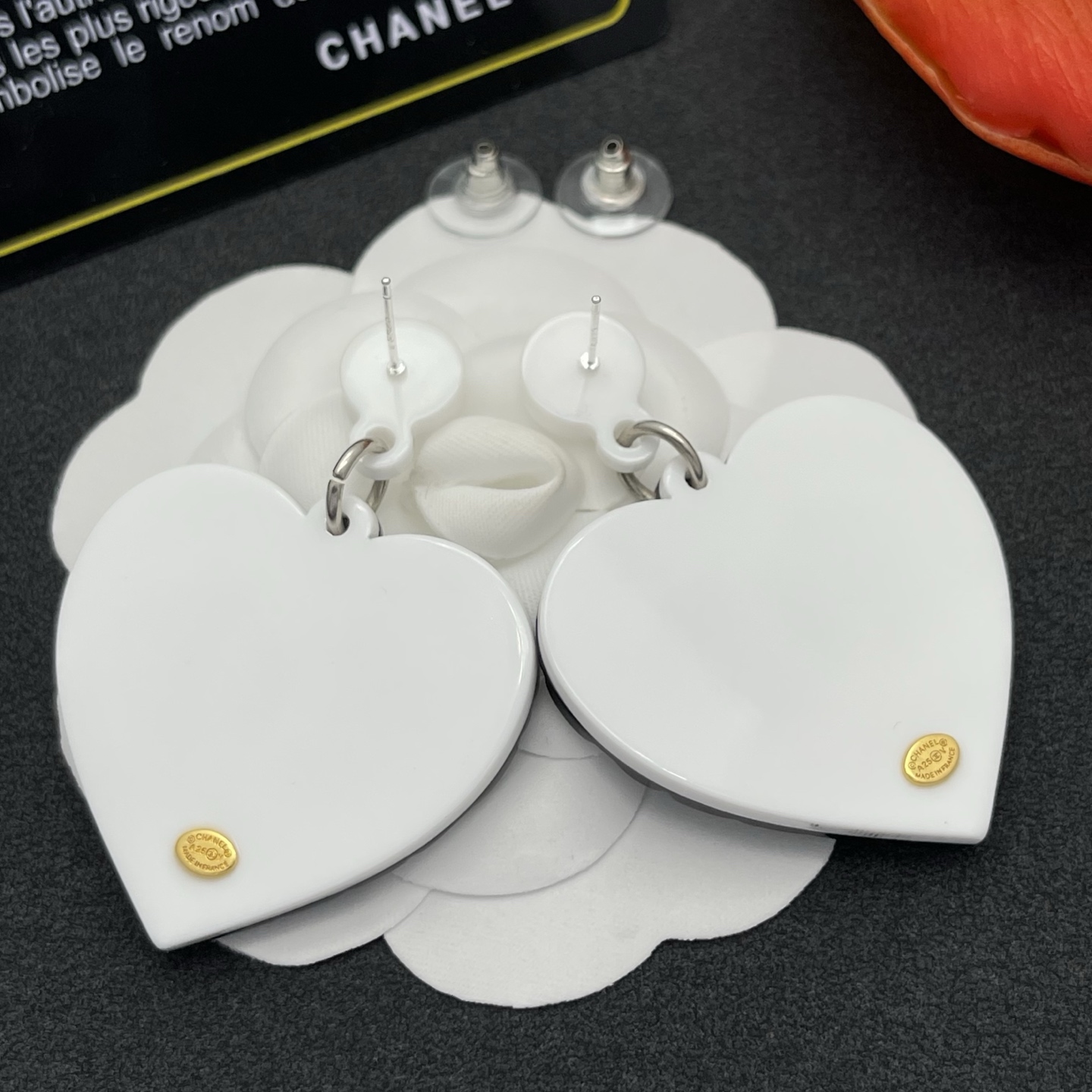 CHANEL A貨黑白心型雙C耳環 個性俏皮大款| 8 CHANEL A貨黑白心型雙C耳環 個性俏皮大款