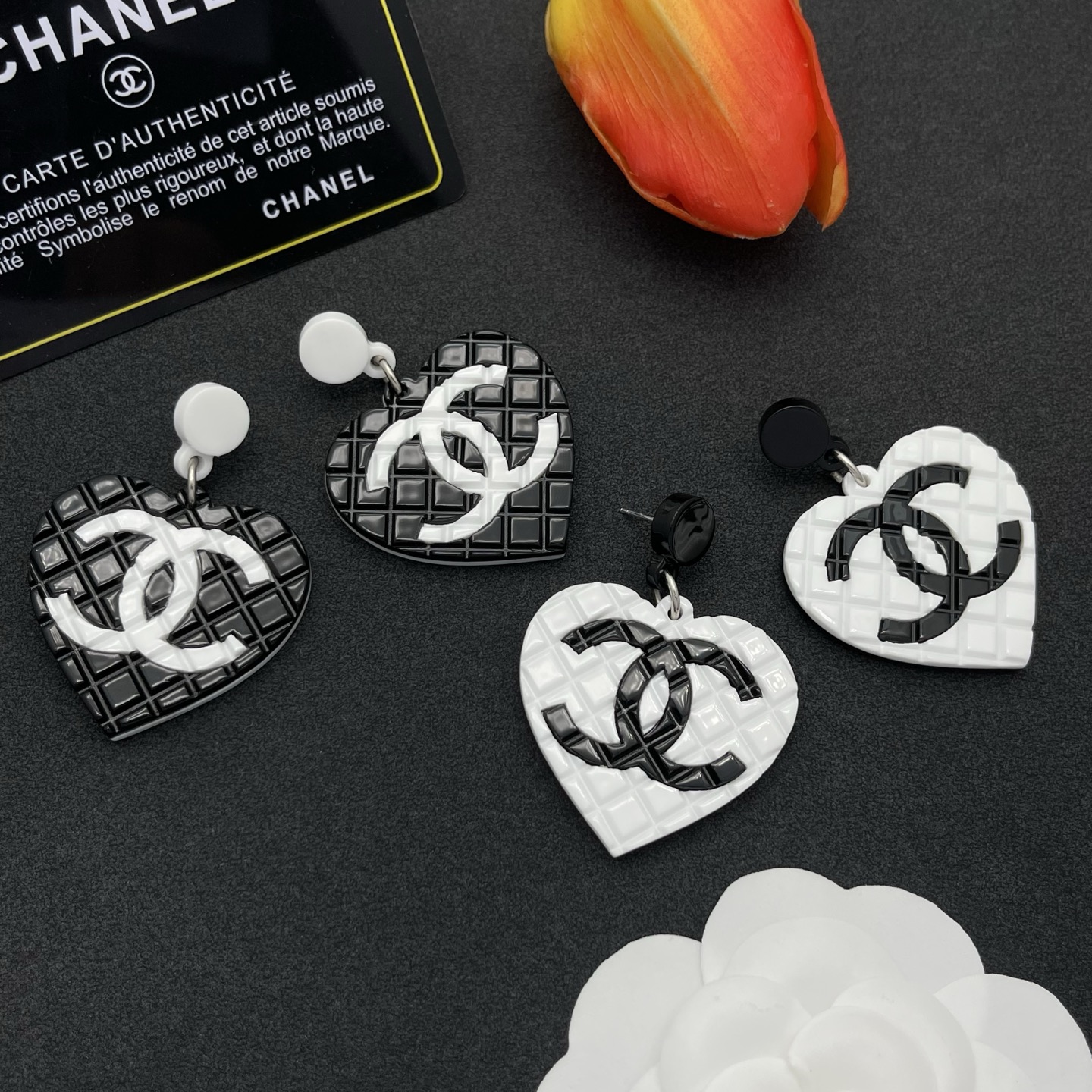 CHANEL A貨黑白心型雙C耳環 個性俏皮大款| 7 CHANEL A貨黑白心型雙C耳環 個性俏皮大款