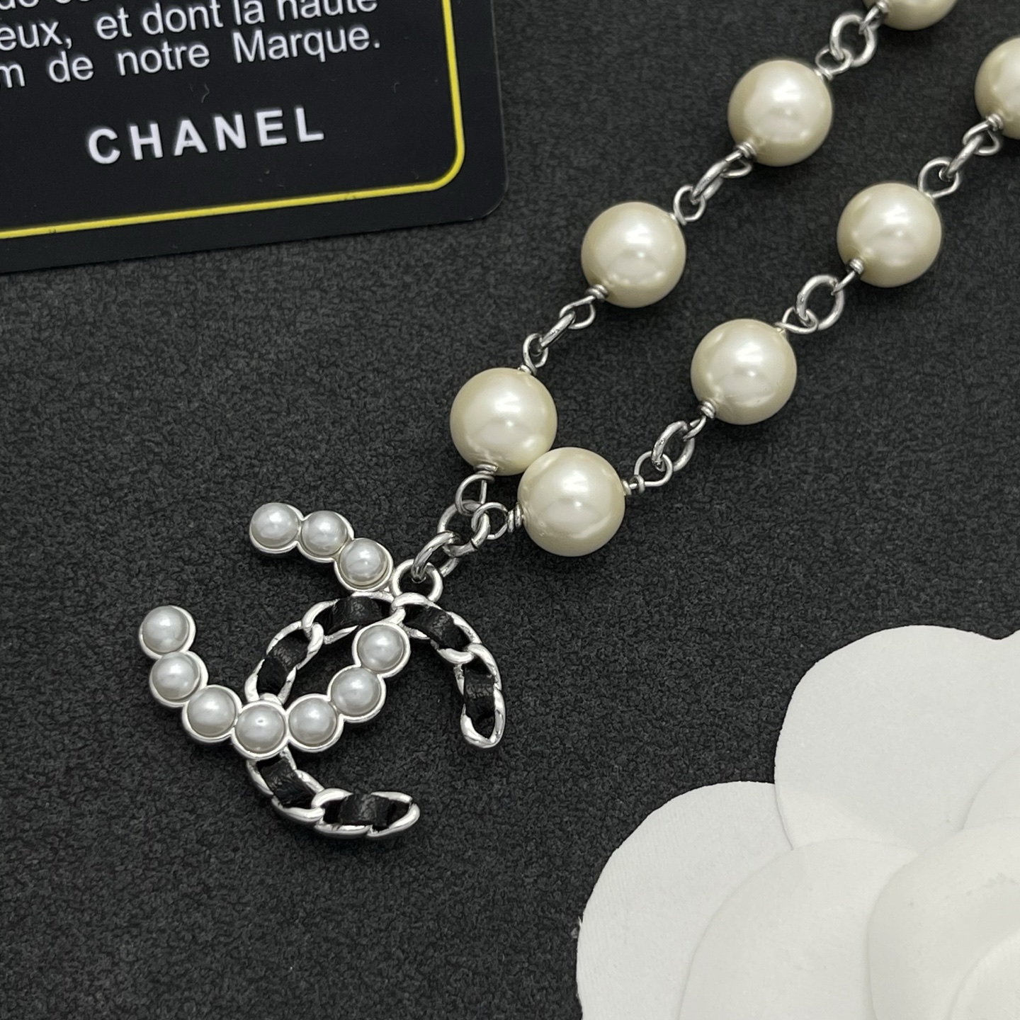 CHANEL 高仿珍珠連珠短鍊 雙C吊墜氣質款(銀)| 11 CHANEL 高仿珍珠連珠短鍊 雙C吊墜氣質款(銀)
