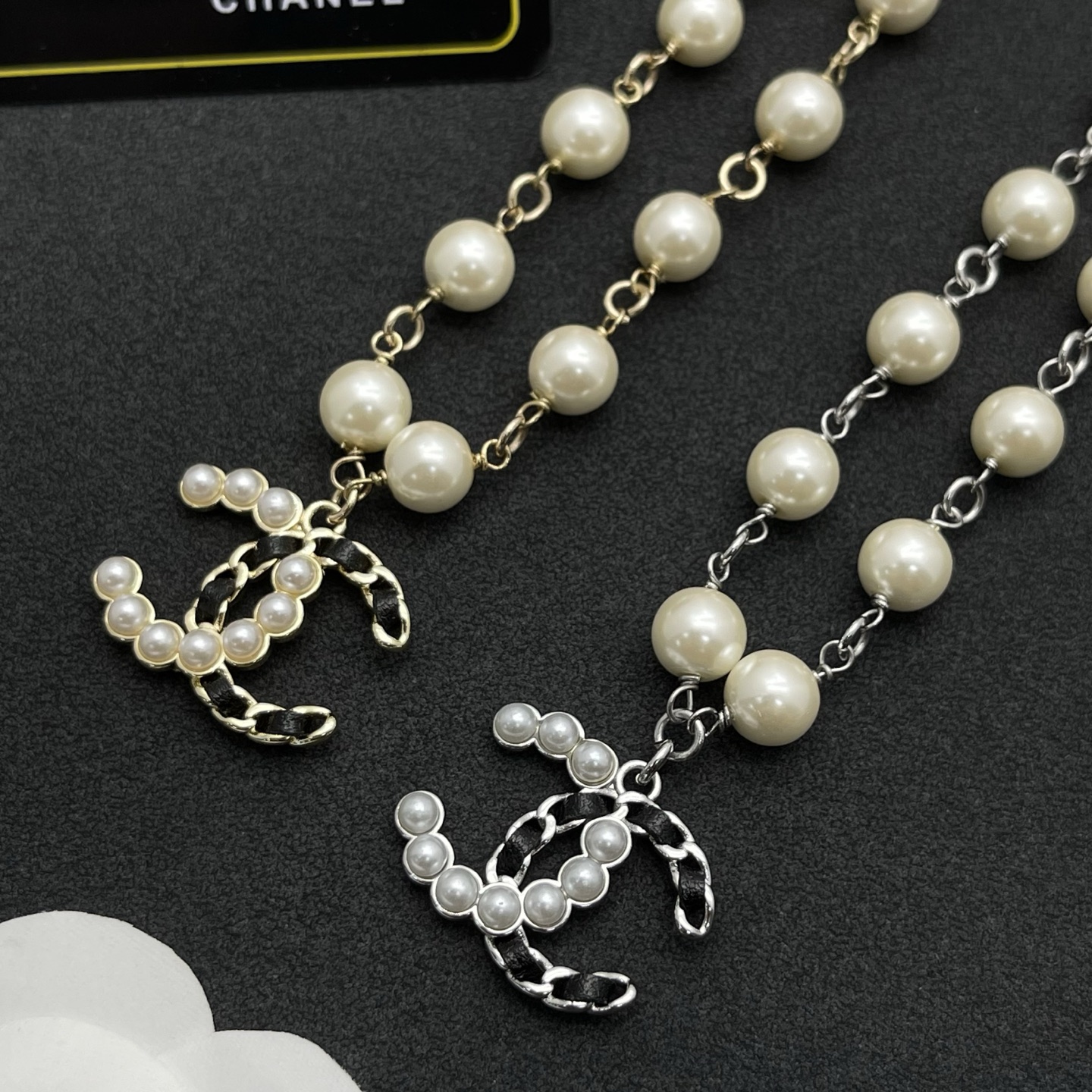 CHANEL 高仿珍珠連珠短鍊 雙C吊墜氣質款(銀)| 8 CHANEL 高仿珍珠連珠短鍊 雙C吊墜氣質款(銀)
