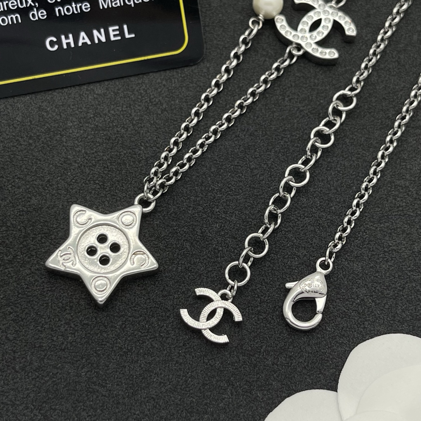 Chanel 高仿星星鈕扣珍珠不對稱項鍊|高級質感混金鏈條設計| 10 Chanel 高仿星星鈕扣珍珠不對稱項鍊|高級質感混金鏈條設計