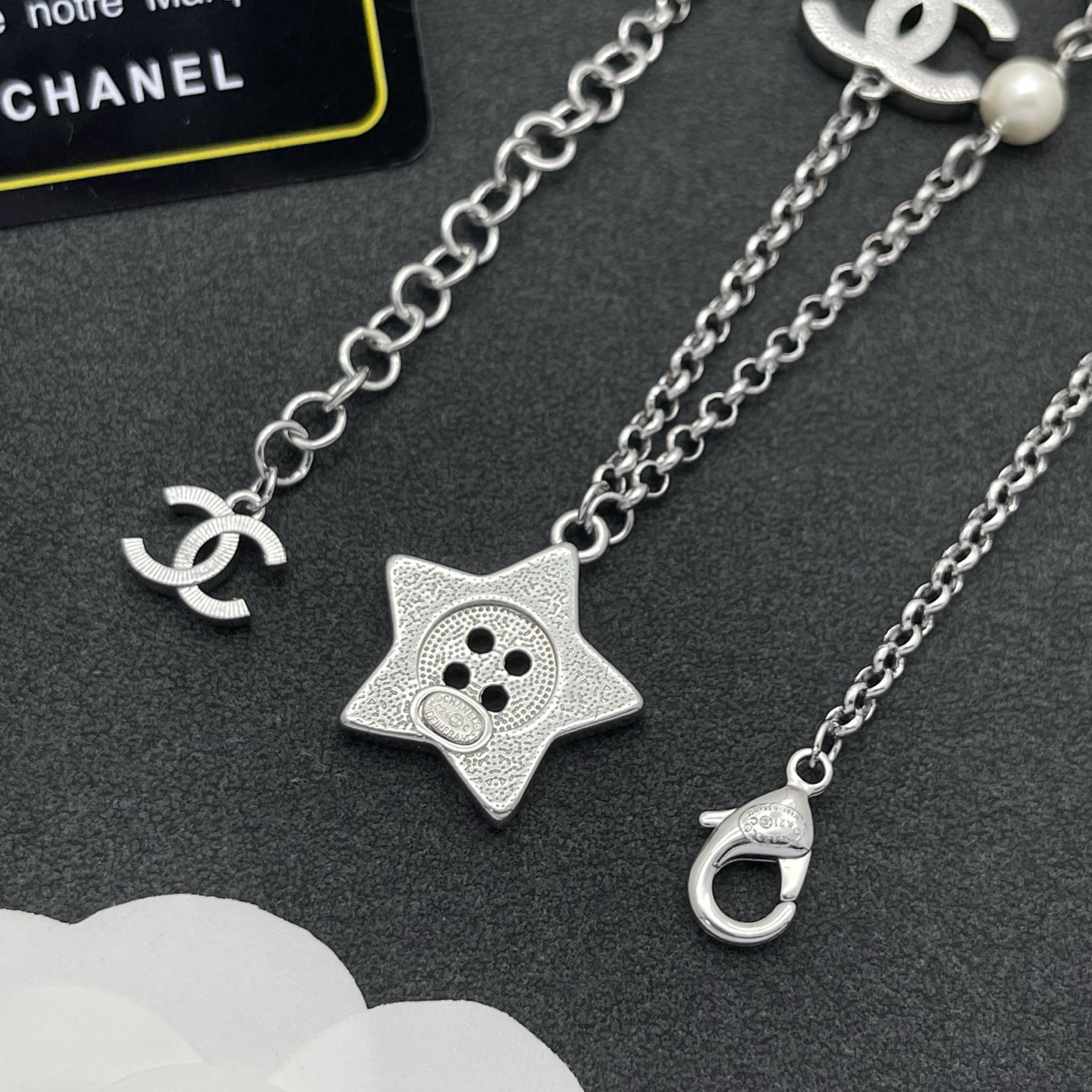 Chanel 高仿星星鈕扣珍珠不對稱項鍊|高級質感混金鏈條設計| 8 Chanel 高仿星星鈕扣珍珠不對稱項鍊|高級質感混金鏈條設計