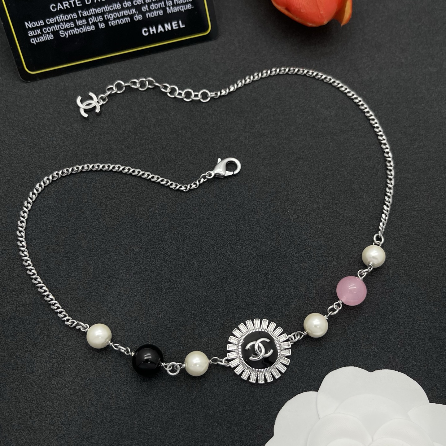 Chanel A貨黑白粉珠混搭圓牌項鍊|經典Logo立體光雕設計| 13 Chanel A貨黑白粉珠混搭圓牌項鍊|經典Logo立體光雕設計