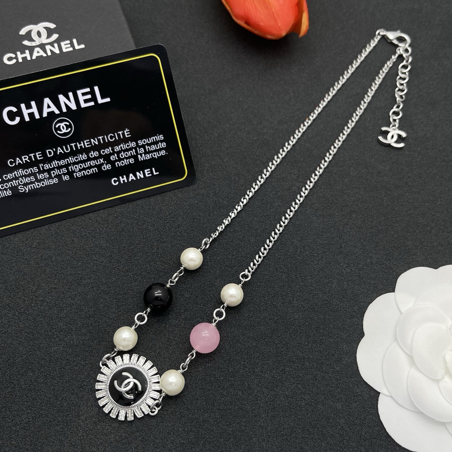 Chanel A貨黑白粉珠混搭圓牌項鍊|經典Logo立體光雕設計| 14 Chanel A貨黑白粉珠混搭圓牌項鍊|經典Logo立體光雕設計