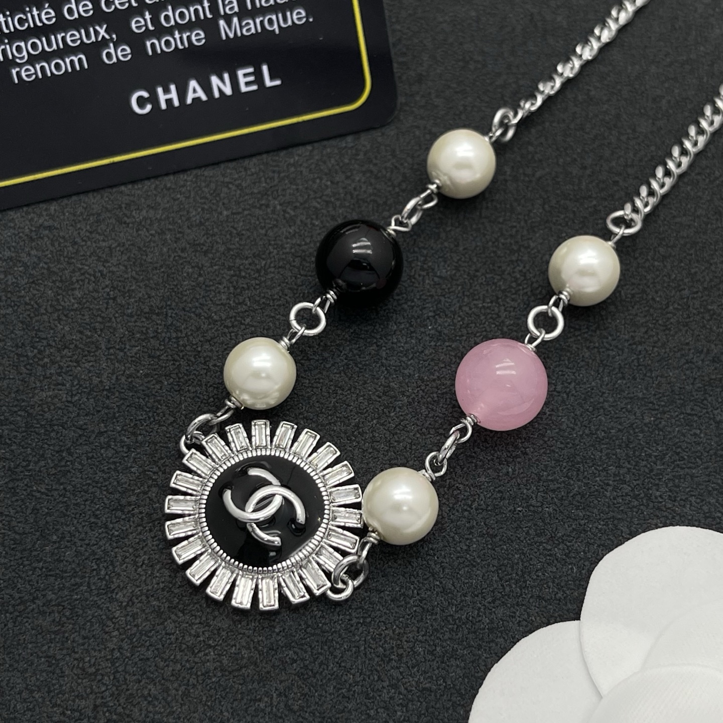 Chanel A貨黑白粉珠混搭圓牌項鍊|經典Logo立體光雕設計| 12 Chanel A貨黑白粉珠混搭圓牌項鍊|經典Logo立體光雕設計