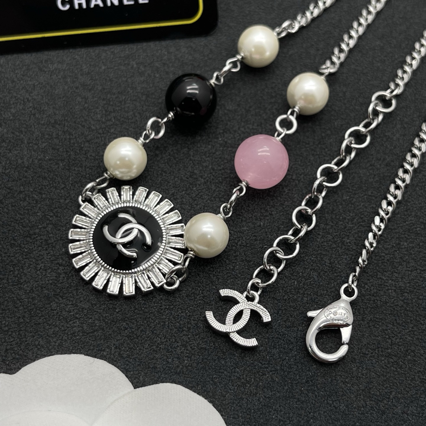 Chanel A貨黑白粉珠混搭圓牌項鍊|經典Logo立體光雕設計| 11 Chanel A貨黑白粉珠混搭圓牌項鍊|經典Logo立體光雕設計