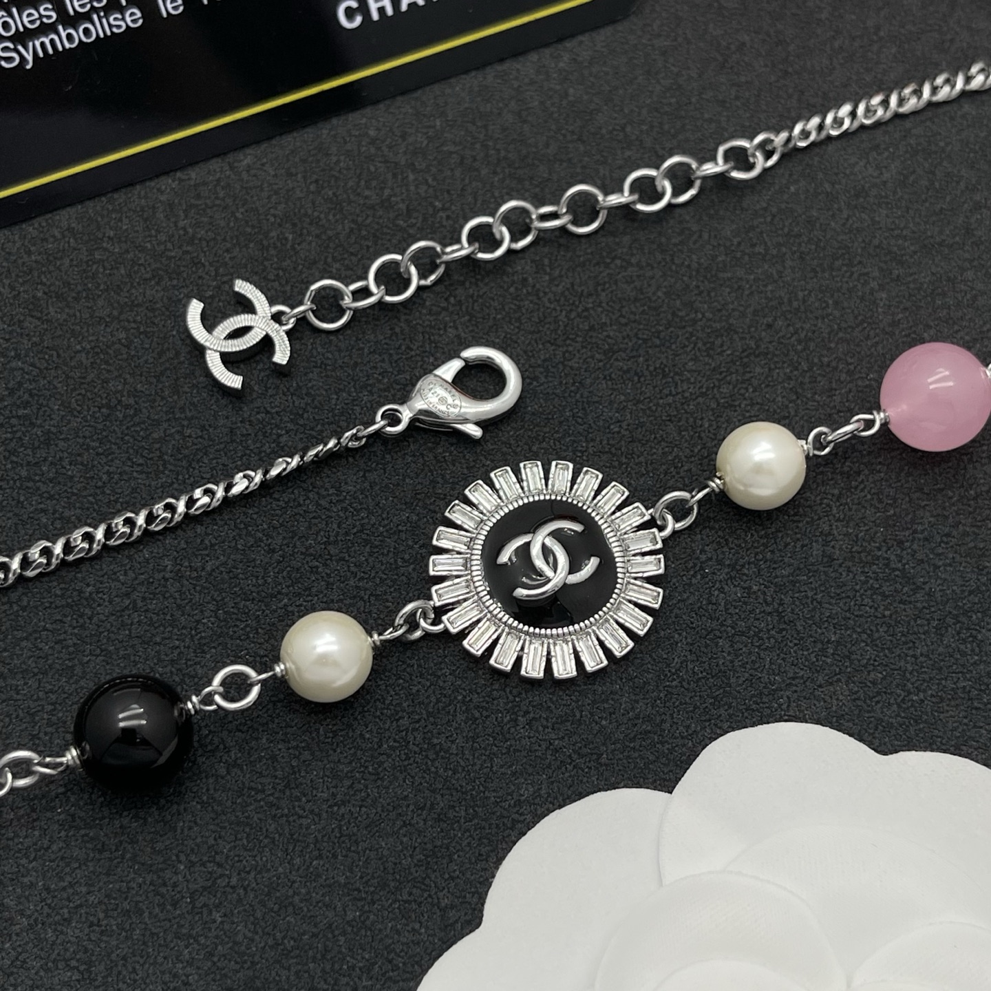 Chanel A貨黑白粉珠混搭圓牌項鍊|經典Logo立體光雕設計| 10 Chanel A貨黑白粉珠混搭圓牌項鍊|經典Logo立體光雕設計