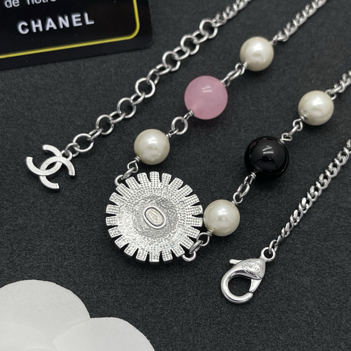 Chanel A貨黑白粉珠混搭圓牌項鍊|經典Logo立體光雕設計| 9 Chanel A貨黑白粉珠混搭圓牌項鍊|經典Logo立體光雕設計