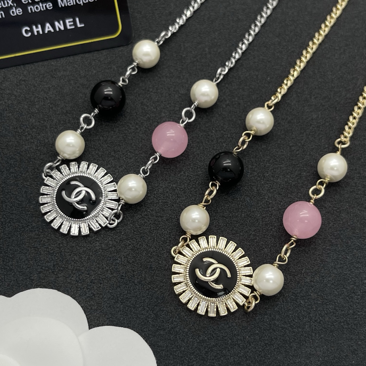 Chanel A貨黑白粉珠混搭圓牌項鍊|經典Logo立體光雕設計| 8 Chanel A貨黑白粉珠混搭圓牌項鍊|經典Logo立體光雕設計