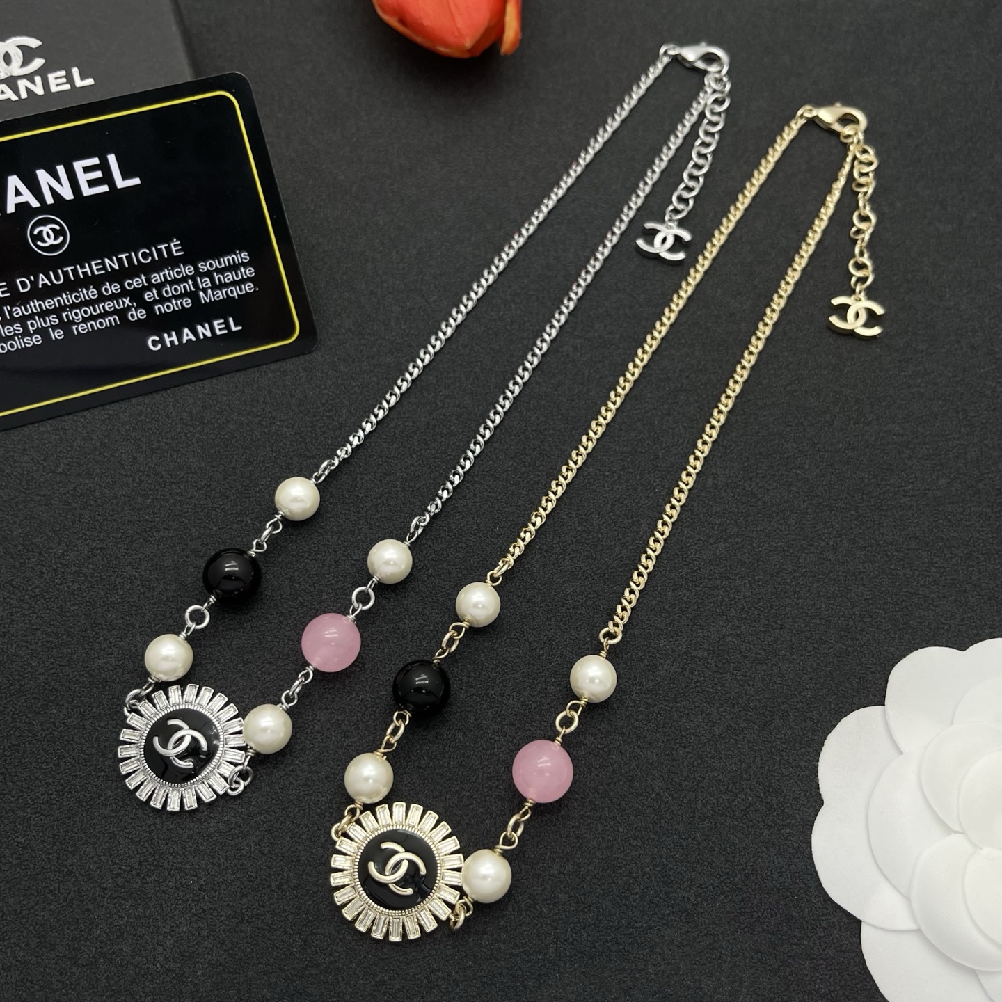 Chanel A貨黑白粉珠混搭圓牌項鍊|經典Logo立體光雕設計| 7 Chanel A貨黑白粉珠混搭圓牌項鍊|經典Logo立體光雕設計