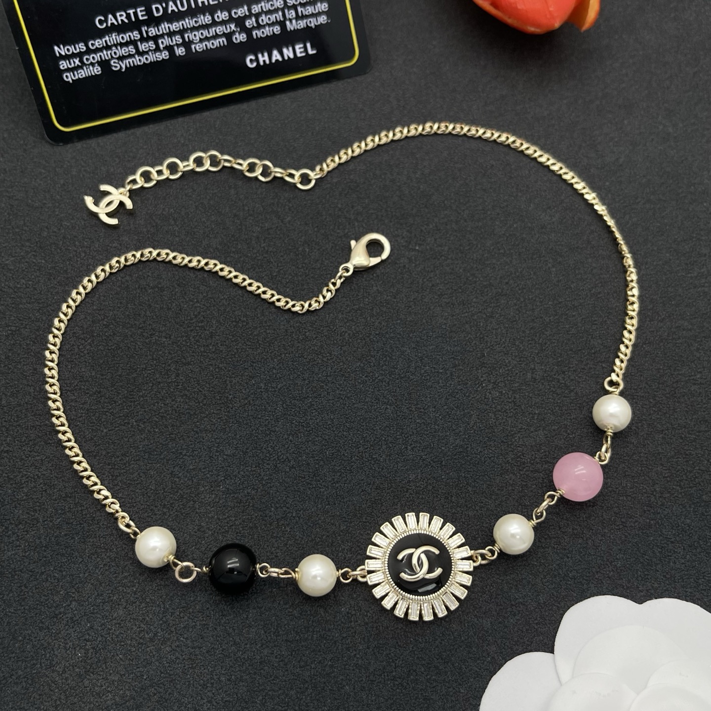 Chanel 一比一金色圓牌混珠項鍊|黑白粉珠優雅並列造型| 14 Chanel 一比一金色圓牌混珠項鍊|黑白粉珠優雅並列造型